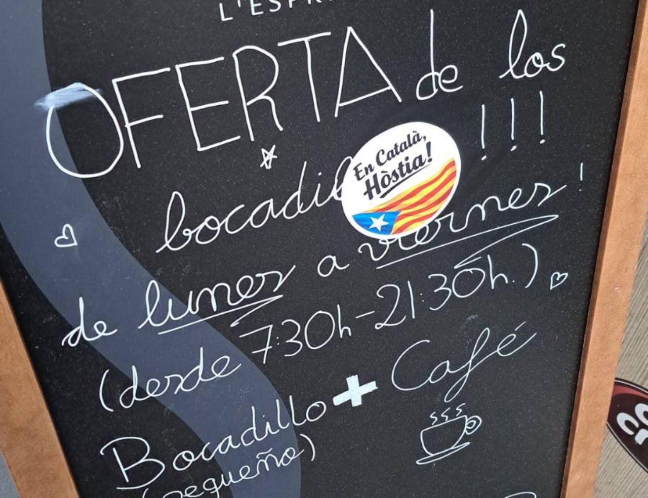 Acció per reclamar l'ús del català a la retolació dels establiments comercials | Cedida