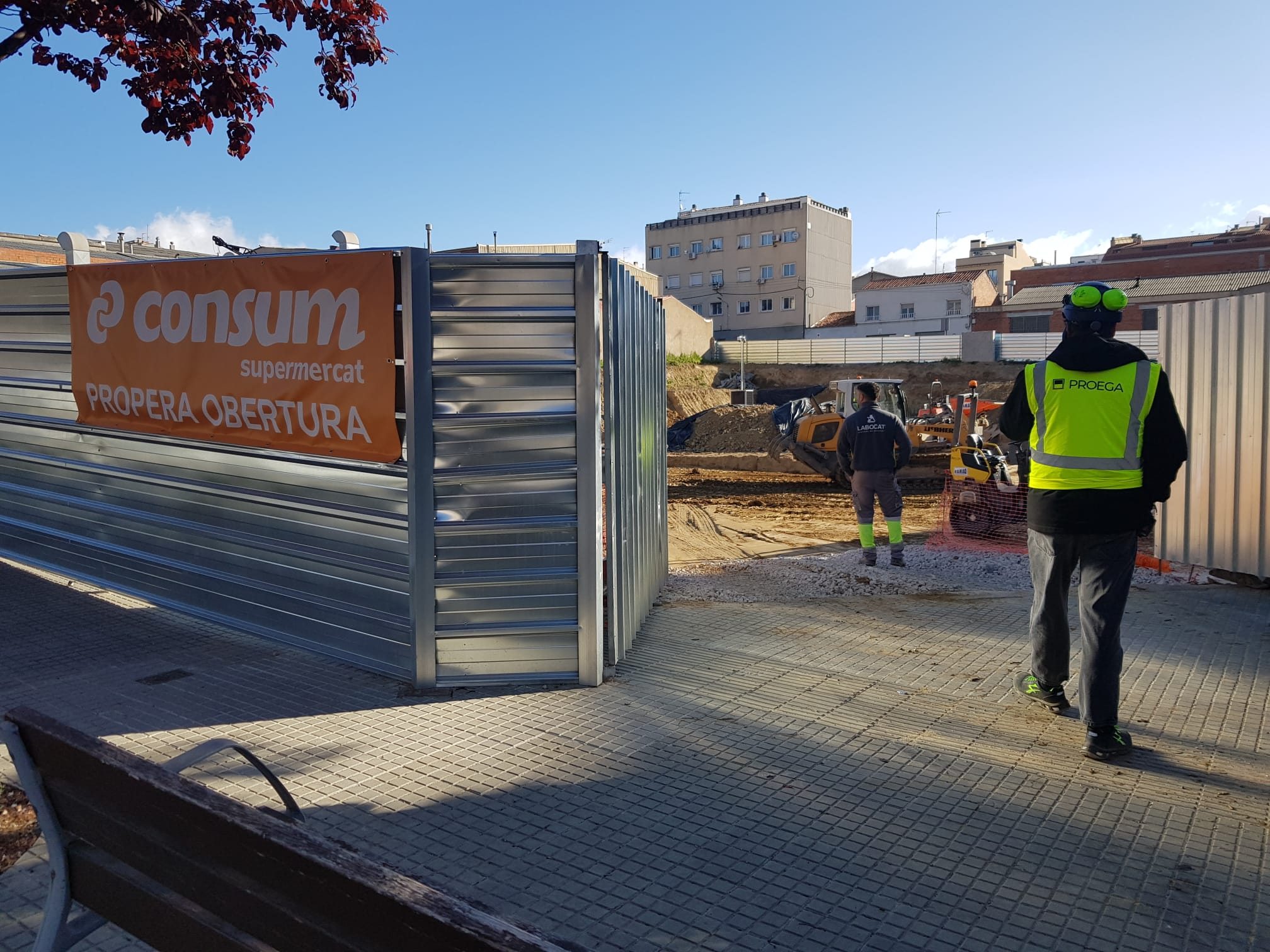 Pancarta que anuncia l'obertura del nou supermercat Consum a Terrassa | Lluïsa Tarrida