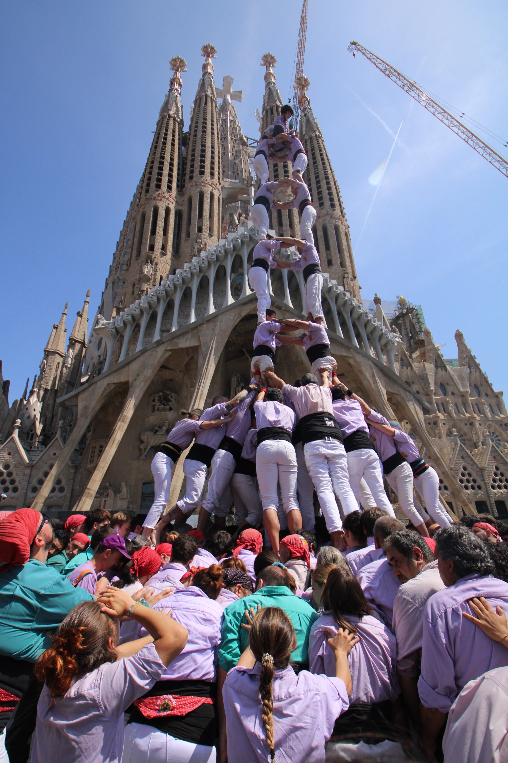 Els Minyons de Terrassa han viscut aquest cap de setmana una jornada de consolidació a Barcelona amb motiu de la Festa Major de la Sagrada Família. La colla malva ha confirmat el seu estat de forma repetint el castell folrat estrenat per Sant Jordi i completant una actuació de vuit pisos de gran qualitat en un escenari d'excepció, al carrer Sardenya i davant la façana de la Passió. Els terrassencs han obert la diada amb el 3 de 8 i en segona ronda, han tornat a descarregar el 2 de 8 amb folre. Han tancat les rondes de castells amb el 4 de 8. Per finalitzar, la colla ha descarregat un vano de cinc. Els de Cal Reig han compartit plaça amb la colla local, els Castellers de la Sagrada Família, i els Esperxats de l’Estany.