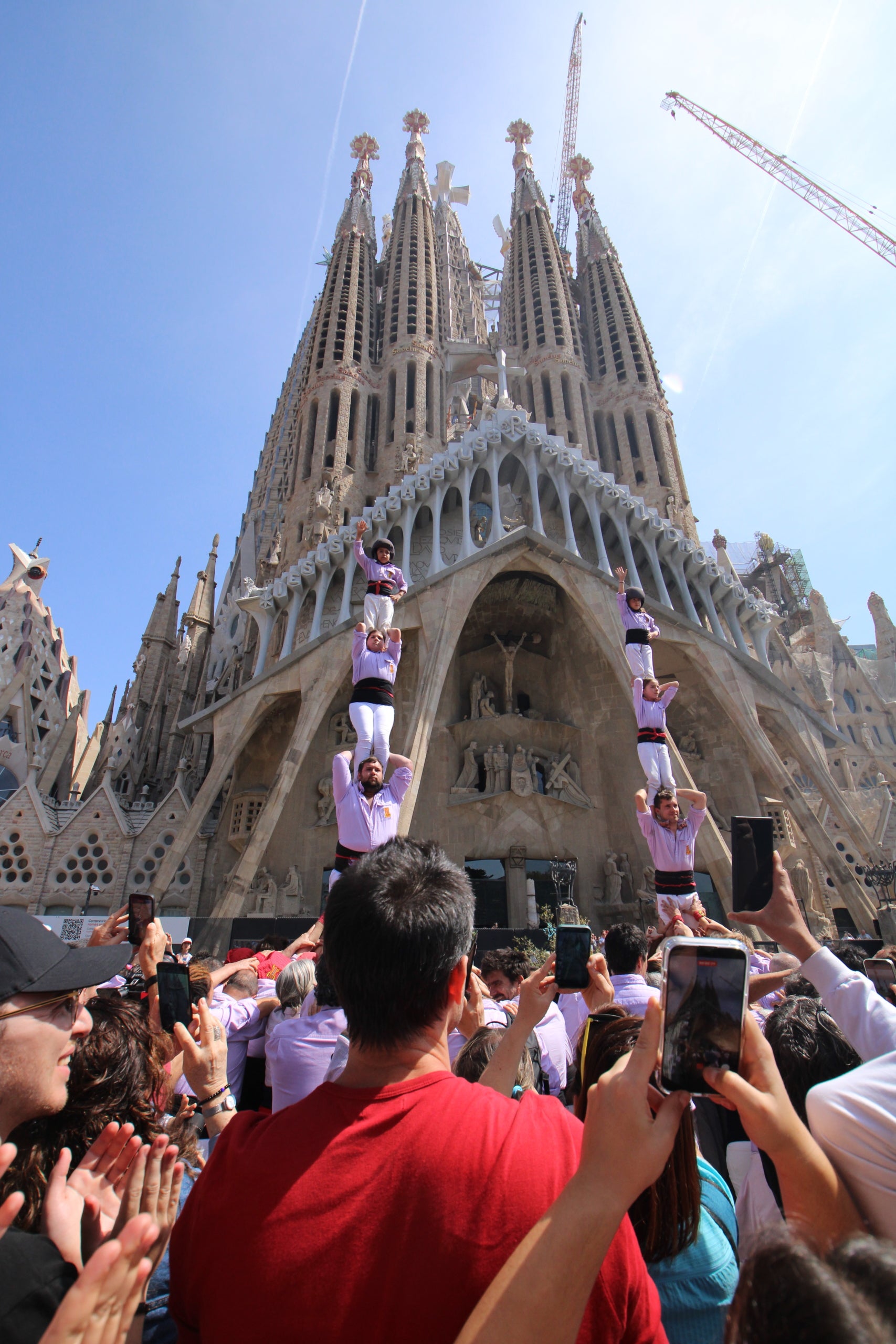 Els Minyons de Terrassa han viscut aquest cap de setmana una jornada de consolidació a Barcelona amb motiu de la Festa Major de la Sagrada Família. La colla malva ha confirmat el seu estat de forma repetint el castell folrat estrenat per Sant Jordi i completant una actuació de vuit pisos de gran qualitat en un escenari d'excepció, al carrer Sardenya i davant la façana de la Passió. Els terrassencs han obert la diada amb el 3 de 8 i en segona ronda, han tornat a descarregar el 2 de 8 amb folre. Han tancat les rondes de castells amb el 4 de 8. Per finalitzar, la colla ha descarregat un vano de cinc. Els de Cal Reig han compartit plaça amb la colla local, els Castellers de la Sagrada Família, i els Esperxats de l’Estany.