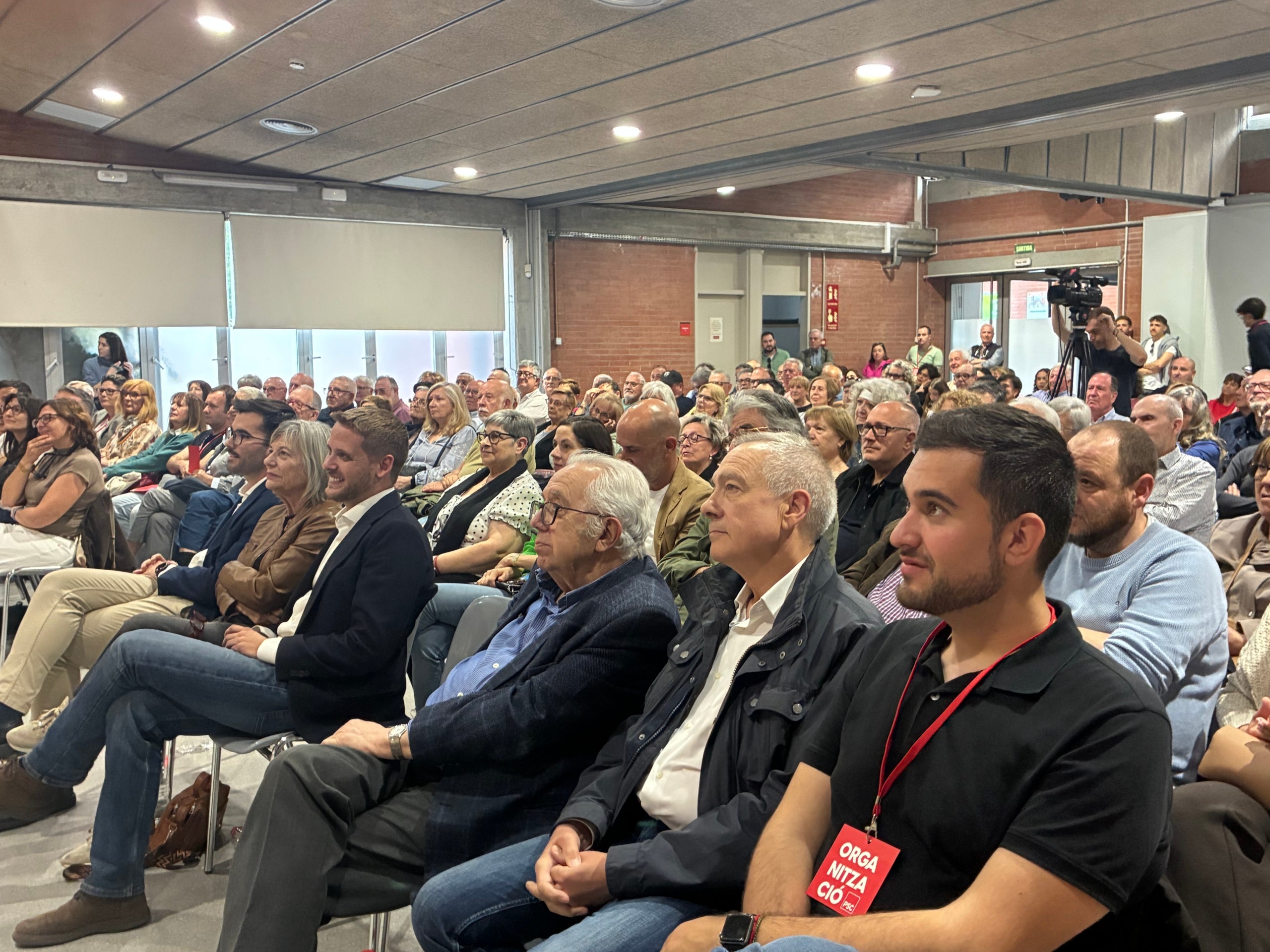 D'esquerra a dreta, Adrián Sánchez, Eva Candela, Javi García, Manuel Royes, Pere Navarro i un membre de l'organització en l'assemblea de proclamació de García com alcaldable del PSC de Terrassa | Vicenç Batalla