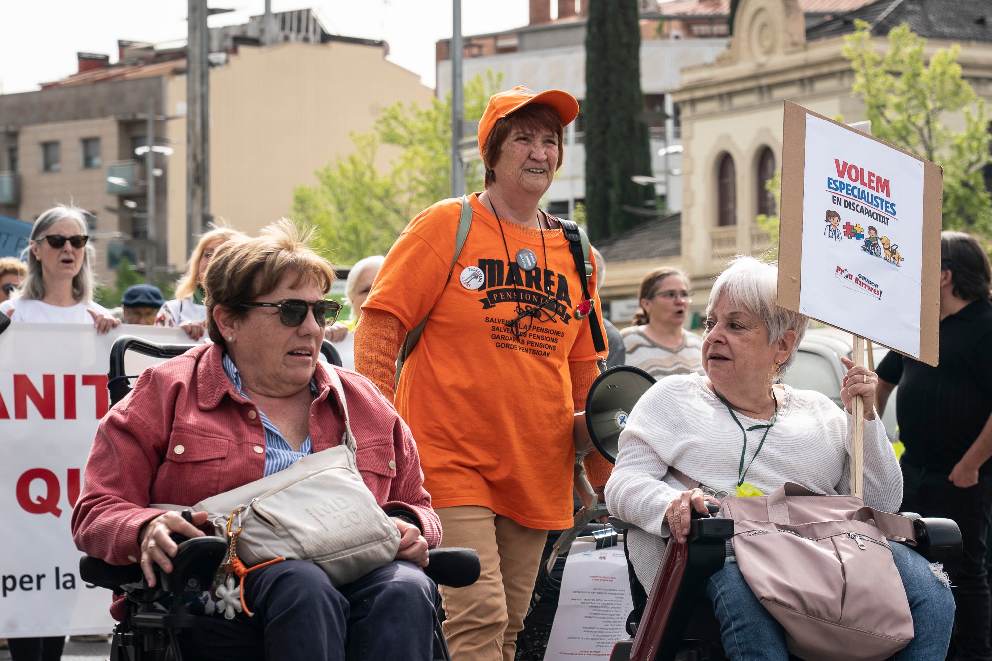 Les entitats en defensa de la salut pública de Terrassa, Viladecavalls, Rubí, I Olesa han convocat aquest dissabte, dia 11 d'abril, una manifestació pel Centre de la cocapital vallesana per denunciar 'el deteriorament progressiu del Sistema Sanitari Públic” i unes polítiques del Govern de la Generalitat que han “afavorit la privatització i l’infrafinançament del sistema públic”. Els manifestants han reclamat mesures “immediates per revertir l’actual col·lapse assistencial”, a més, d’exigir la dimissió de la Consellera de Salut, Olga Pané, per la seva responsabilitat, recordant que “la salut és un dret fonamental i no un negoci”.