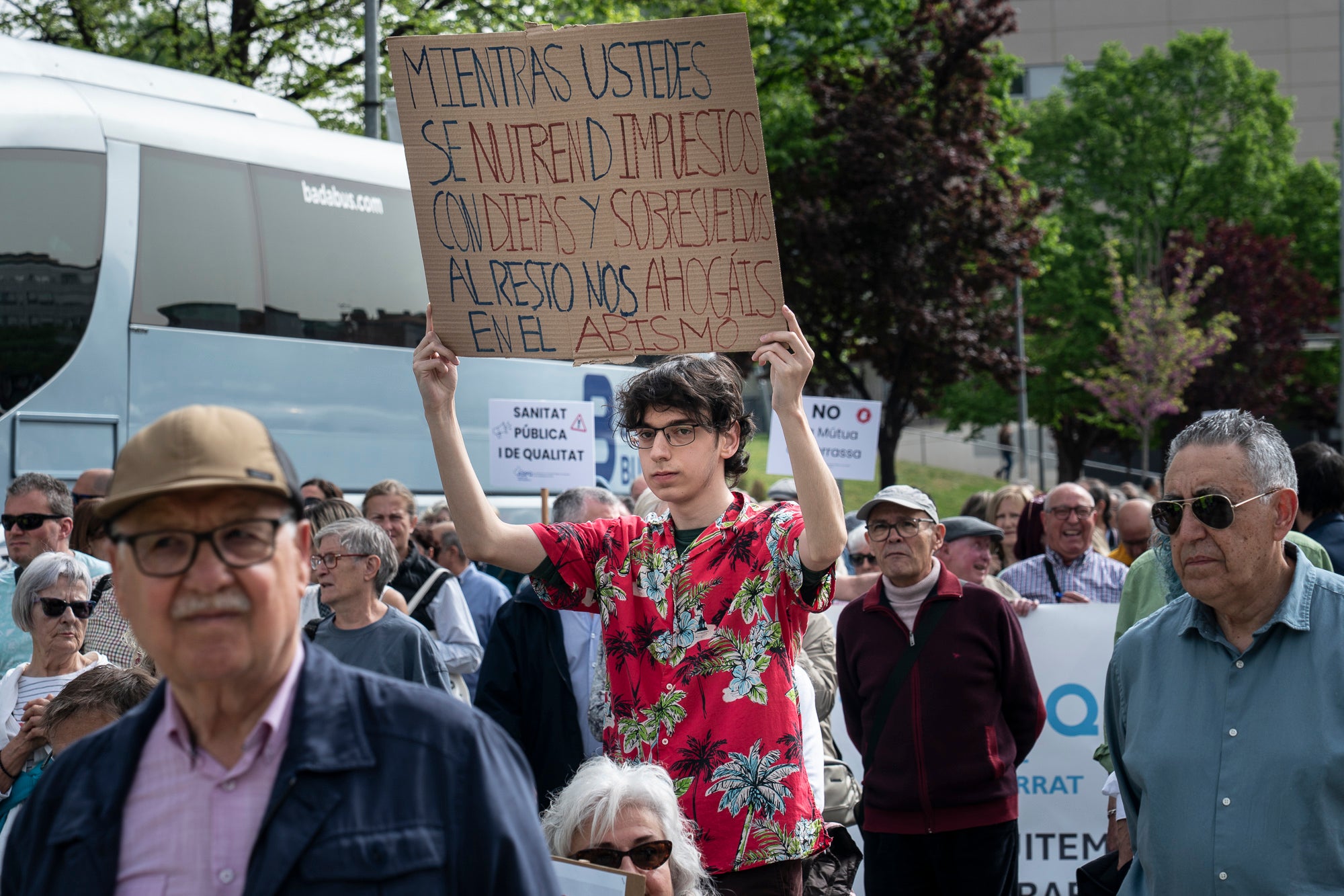 Les entitats en defensa de la salut pública de Terrassa, Viladecavalls, Rubí, I Olesa han convocat aquest dissabte, dia 11 d'abril, una manifestació pel Centre de la cocapital vallesana per denunciar 'el deteriorament progressiu del Sistema Sanitari Públic” i unes polítiques del Govern de la Generalitat que han “afavorit la privatització i l’infrafinançament del sistema públic”. Els manifestants han reclamat mesures “immediates per revertir l’actual col·lapse assistencial”, a més, d’exigir la dimissió de la Consellera de Salut, Olga Pané, per la seva responsabilitat, recordant que “la salut és un dret fonamental i no un negoci”.