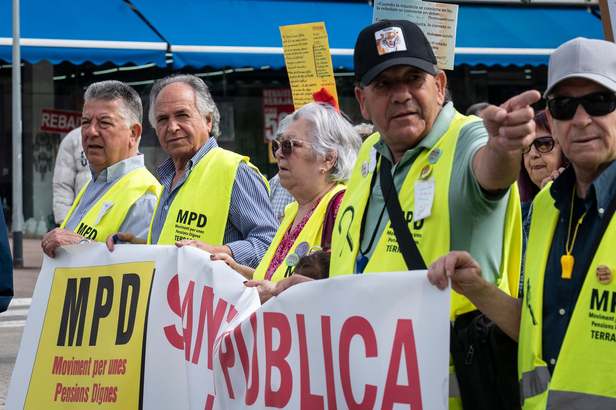 Les entitats en defensa de la salut pública de Terrassa, Viladecavalls, Rubí, I Olesa han convocat aquest dissabte, dia 11 d'abril, una manifestació pel Centre de la cocapital vallesana per denunciar 'el deteriorament progressiu del Sistema Sanitari Públic” i unes polítiques del Govern de la Generalitat que han “afavorit la privatització i l’infrafinançament del sistema públic”. Els manifestants han reclamat mesures “immediates per revertir l’actual col·lapse assistencial”, a més, d’exigir la dimissió de la Consellera de Salut, Olga Pané, per la seva responsabilitat, recordant que “la salut és un dret fonamental i no un negoci”.