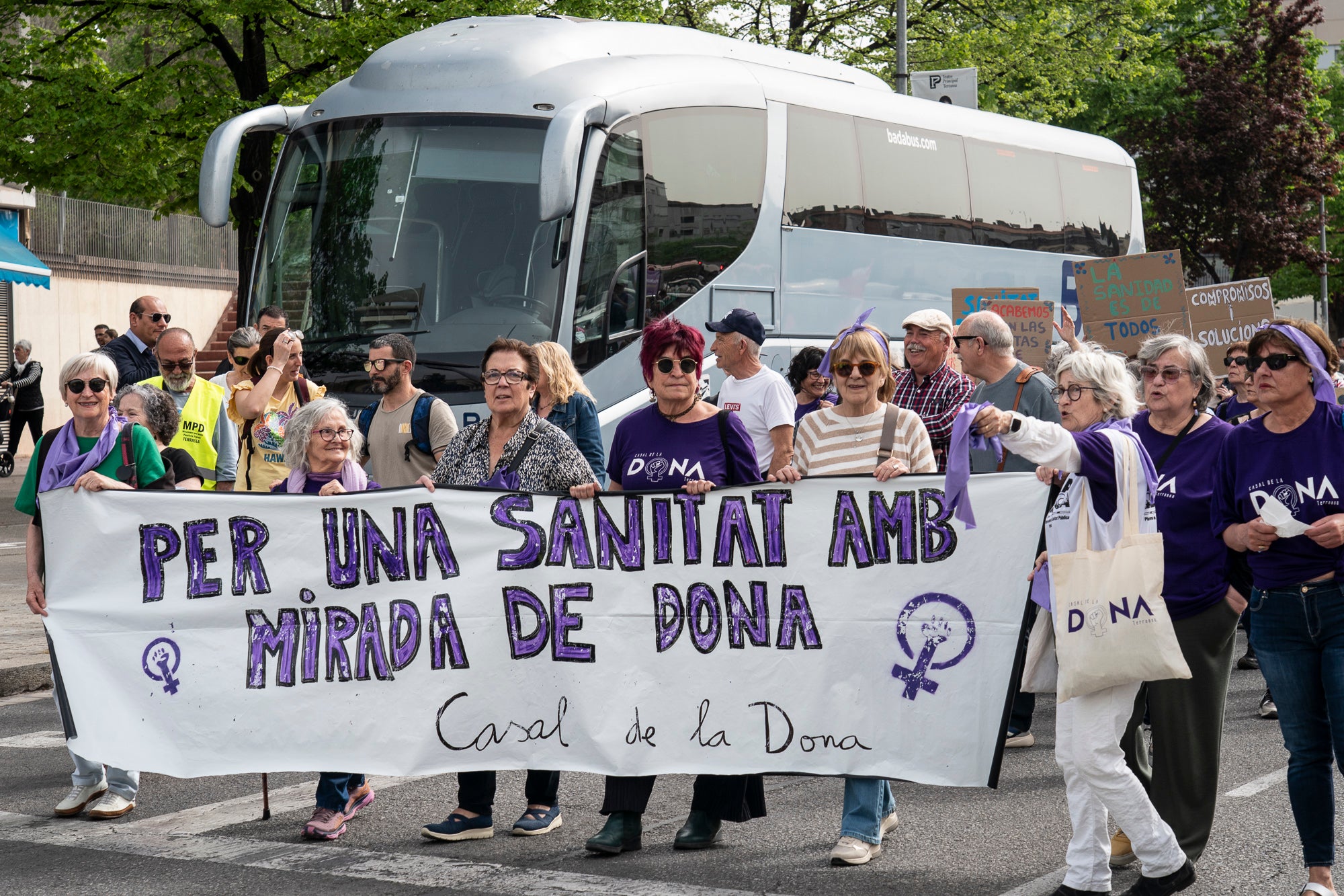 Les entitats en defensa de la salut pública de Terrassa, Viladecavalls, Rubí, I Olesa han convocat aquest dissabte, dia 11 d'abril, una manifestació pel Centre de la cocapital vallesana per denunciar 'el deteriorament progressiu del Sistema Sanitari Públic” i unes polítiques del Govern de la Generalitat que han “afavorit la privatització i l’infrafinançament del sistema públic”. Els manifestants han reclamat mesures “immediates per revertir l’actual col·lapse assistencial”, a més, d’exigir la dimissió de la Consellera de Salut, Olga Pané, per la seva responsabilitat, recordant que “la salut és un dret fonamental i no un negoci”.