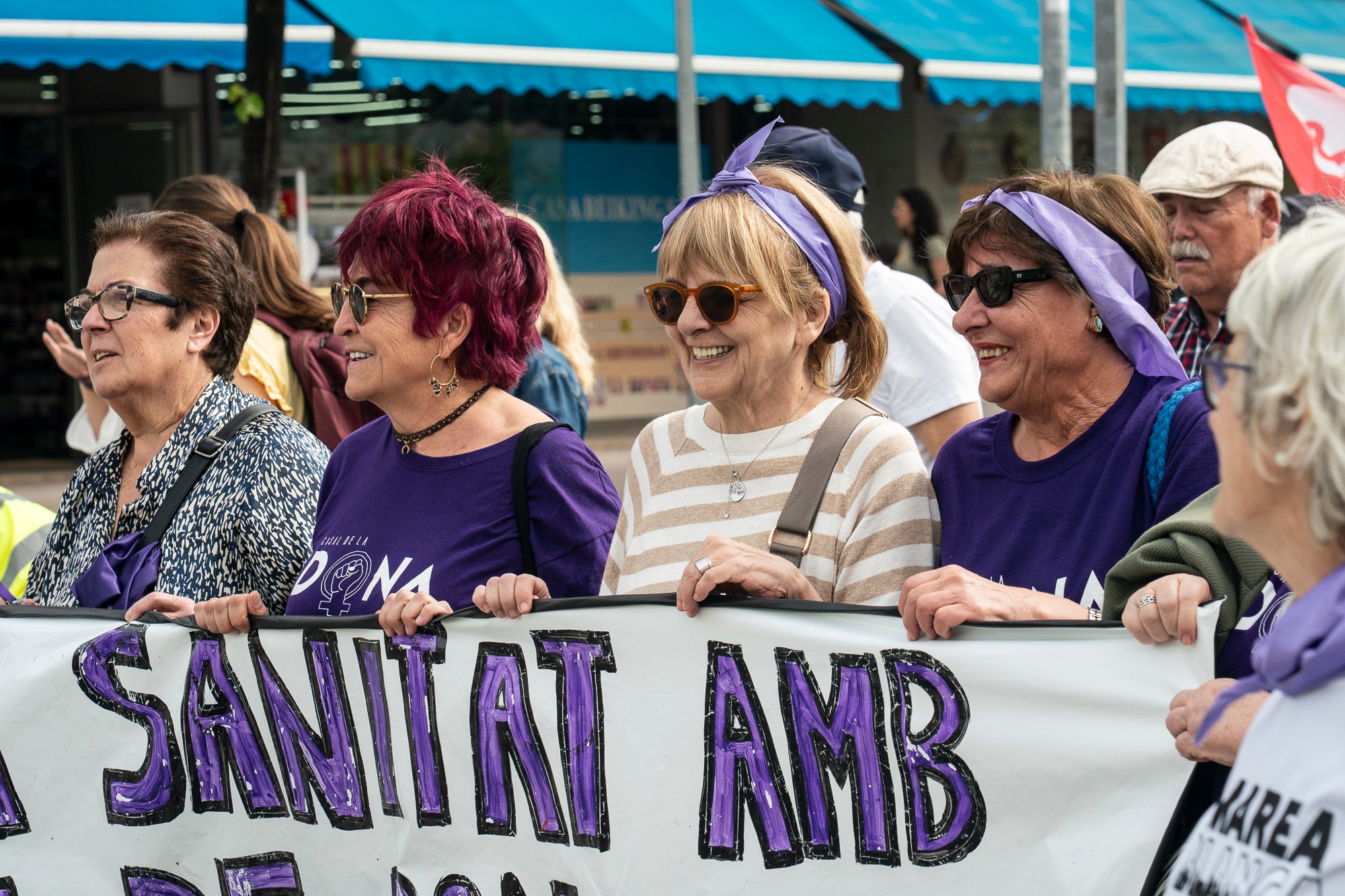 Les entitats en defensa de la salut pública de Terrassa, Viladecavalls, Rubí, I Olesa han convocat aquest dissabte, dia 11 d'abril, una manifestació pel Centre de la cocapital vallesana per denunciar 'el deteriorament progressiu del Sistema Sanitari Públic” i unes polítiques del Govern de la Generalitat que han “afavorit la privatització i l’infrafinançament del sistema públic”. Els manifestants han reclamat mesures “immediates per revertir l’actual col·lapse assistencial”, a més, d’exigir la dimissió de la Consellera de Salut, Olga Pané, per la seva responsabilitat, recordant que “la salut és un dret fonamental i no un negoci”.