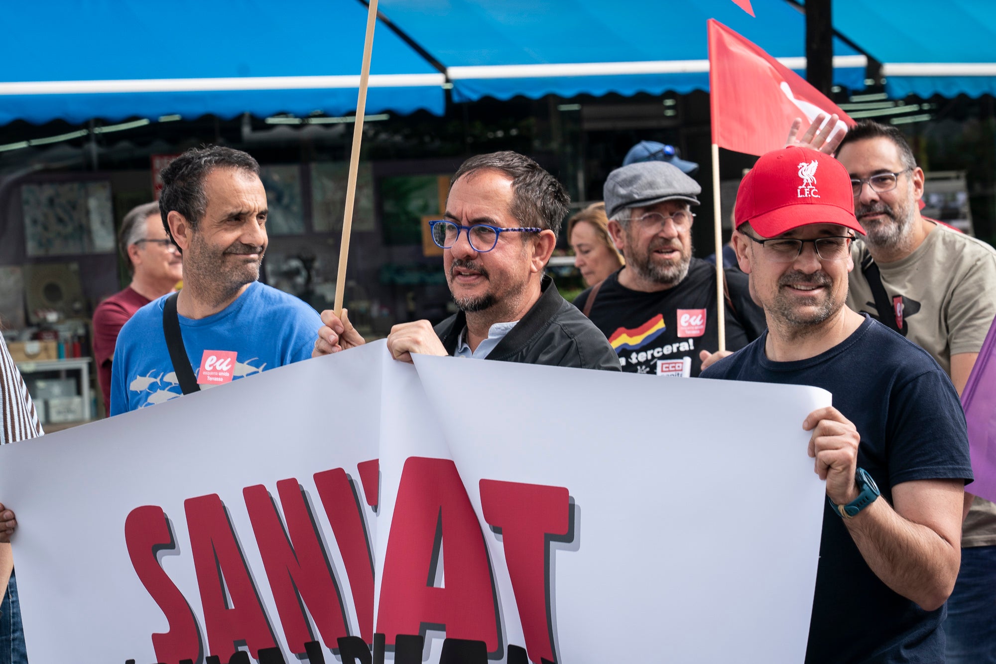 Les entitats en defensa de la salut pública de Terrassa, Viladecavalls, Rubí, I Olesa han convocat aquest dissabte, dia 11 d'abril, una manifestació pel Centre de la cocapital vallesana per denunciar 'el deteriorament progressiu del Sistema Sanitari Públic” i unes polítiques del Govern de la Generalitat que han “afavorit la privatització i l’infrafinançament del sistema públic”. Els manifestants han reclamat mesures “immediates per revertir l’actual col·lapse assistencial”, a més, d’exigir la dimissió de la Consellera de Salut, Olga Pané, per la seva responsabilitat, recordant que “la salut és un dret fonamental i no un negoci”.