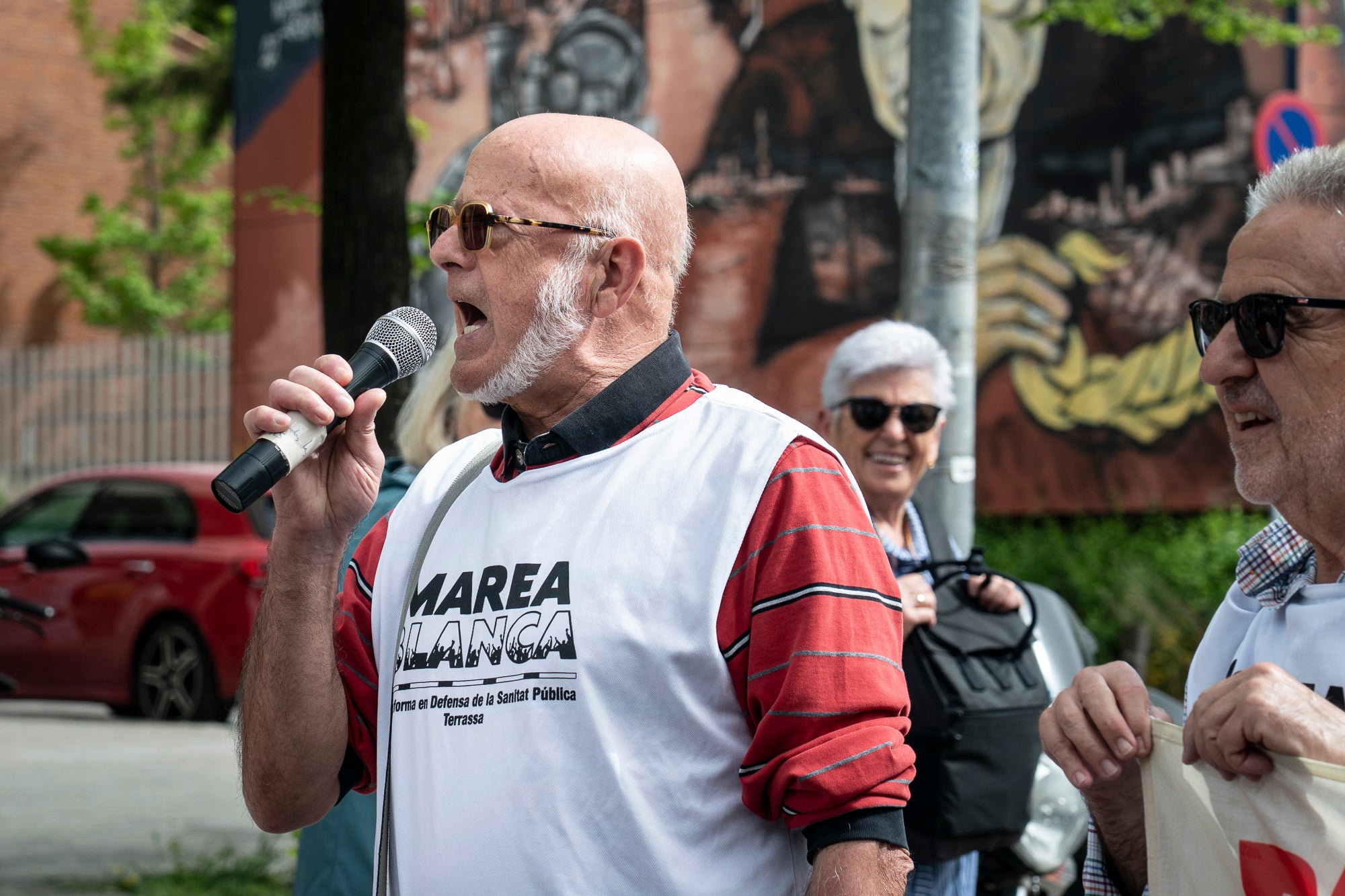 Les entitats en defensa de la salut pública de Terrassa, Viladecavalls, Rubí, I Olesa han convocat aquest dissabte, dia 11 d'abril, una manifestació pel Centre de la cocapital vallesana per denunciar 'el deteriorament progressiu del Sistema Sanitari Públic” i unes polítiques del Govern de la Generalitat que han “afavorit la privatització i l’infrafinançament del sistema públic”. Els manifestants han reclamat mesures “immediates per revertir l’actual col·lapse assistencial”, a més, d’exigir la dimissió de la Consellera de Salut, Olga Pané, per la seva responsabilitat, recordant que “la salut és un dret fonamental i no un negoci”.