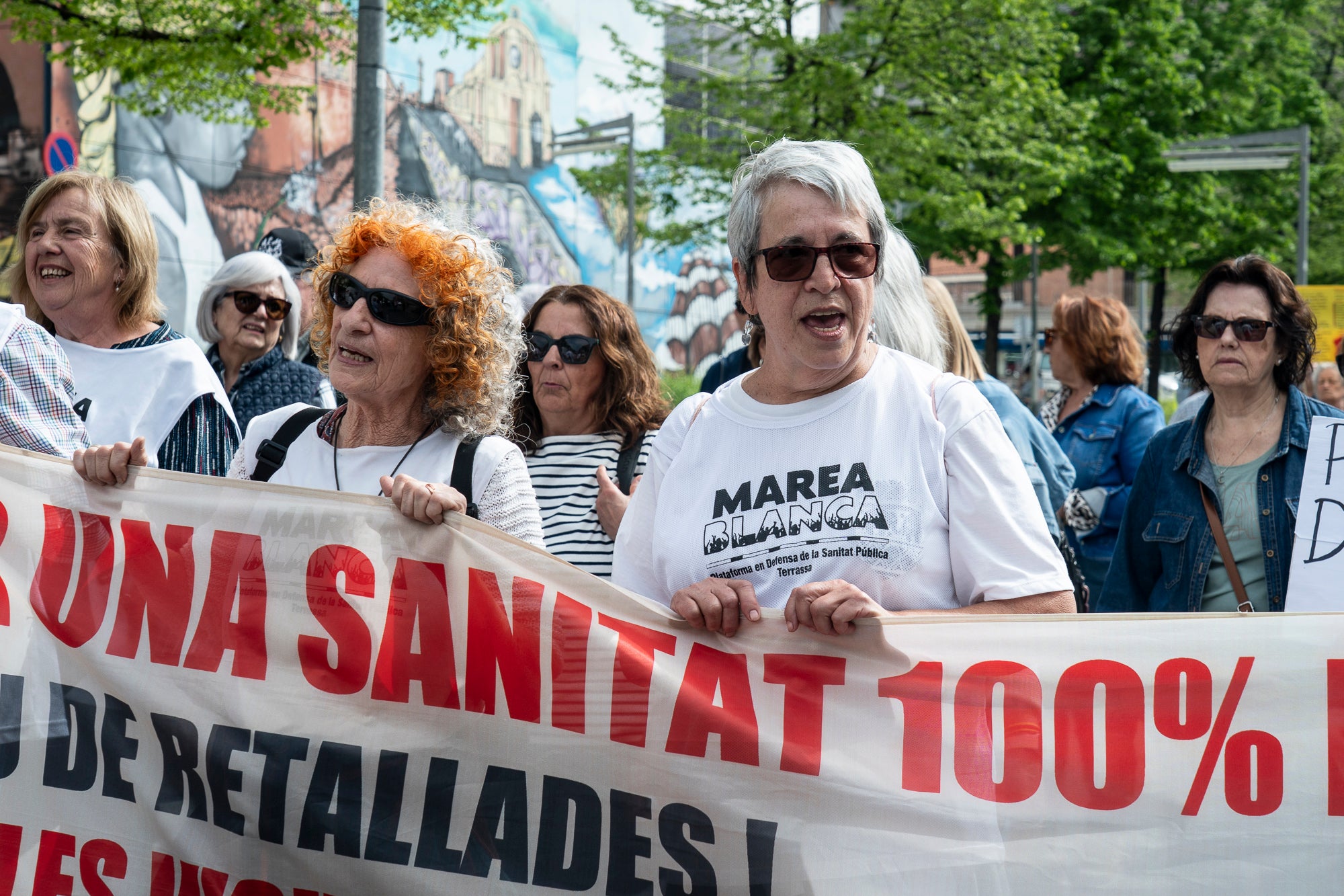 Les entitats en defensa de la salut pública de Terrassa, Viladecavalls, Rubí, I Olesa han convocat aquest dissabte, dia 11 d'abril, una manifestació pel Centre de la cocapital vallesana per denunciar 'el deteriorament progressiu del Sistema Sanitari Públic” i unes polítiques del Govern de la Generalitat que han “afavorit la privatització i l’infrafinançament del sistema públic”. Els manifestants han reclamat mesures “immediates per revertir l’actual col·lapse assistencial”, a més, d’exigir la dimissió de la Consellera de Salut, Olga Pané, per la seva responsabilitat, recordant que “la salut és un dret fonamental i no un negoci”.