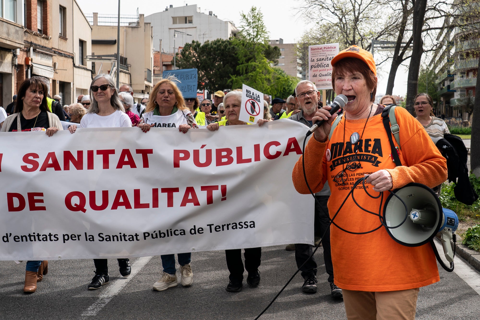 Les entitats en defensa de la salut pública de Terrassa, Viladecavalls, Rubí, I Olesa han convocat aquest dissabte, dia 11 d'abril, una manifestació pel Centre de la cocapital vallesana per denunciar 'el deteriorament progressiu del Sistema Sanitari Públic” i unes polítiques del Govern de la Generalitat que han “afavorit la privatització i l’infrafinançament del sistema públic”. Els manifestants han reclamat mesures “immediates per revertir l’actual col·lapse assistencial”, a més, d’exigir la dimissió de la Consellera de Salut, Olga Pané, per la seva responsabilitat, recordant que “la salut és un dret fonamental i no un negoci”.