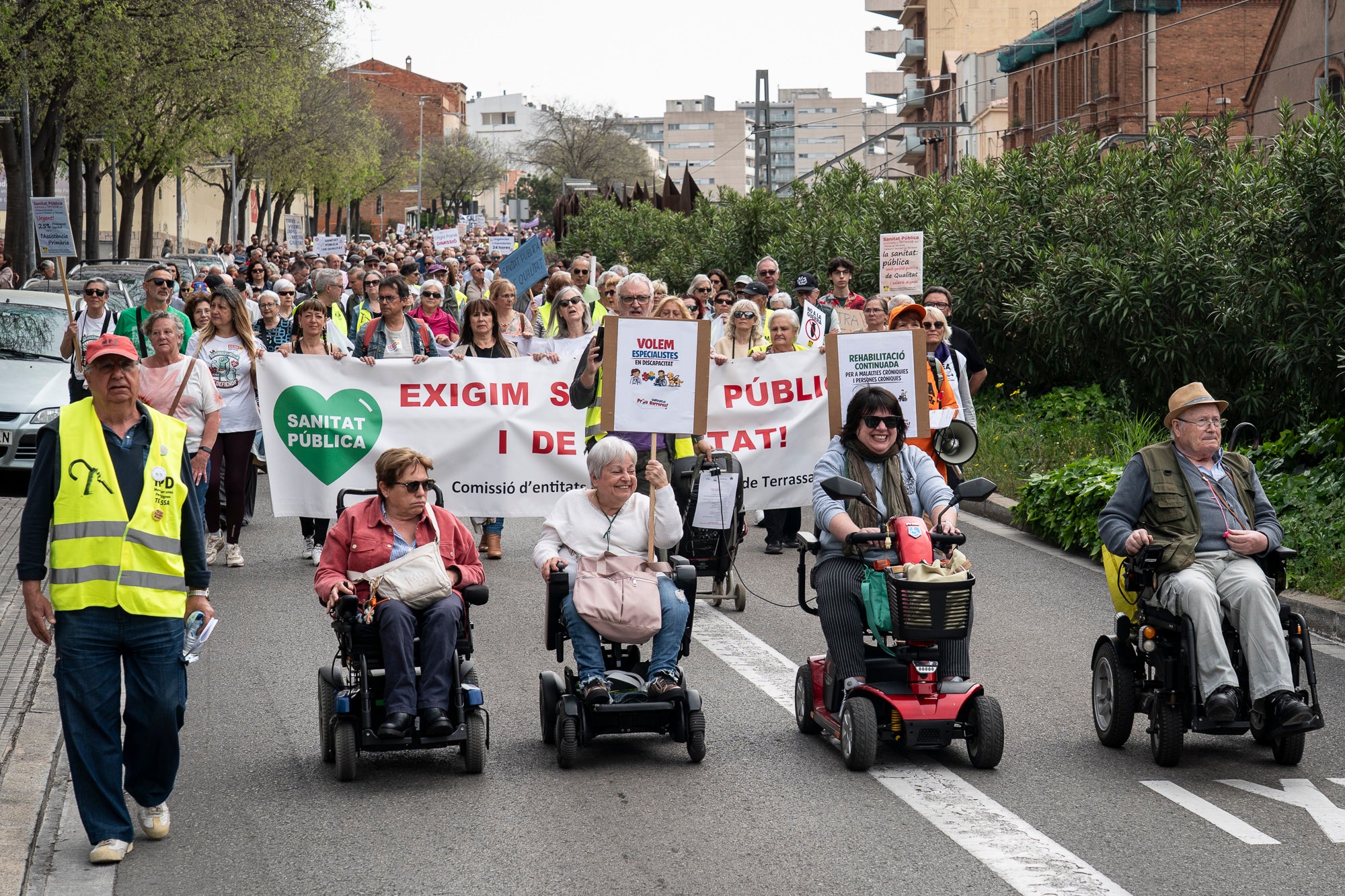 Les entitats en defensa de la salut pública de Terrassa, Viladecavalls, Rubí, I Olesa han convocat aquest dissabte, dia 11 d'abril, una manifestació pel Centre de la cocapital vallesana per denunciar 'el deteriorament progressiu del Sistema Sanitari Públic” i unes polítiques del Govern de la Generalitat que han “afavorit la privatització i l’infrafinançament del sistema públic”. Els manifestants han reclamat mesures “immediates per revertir l’actual col·lapse assistencial”, a més, d’exigir la dimissió de la Consellera de Salut, Olga Pané, per la seva responsabilitat, recordant que “la salut és un dret fonamental i no un negoci”.