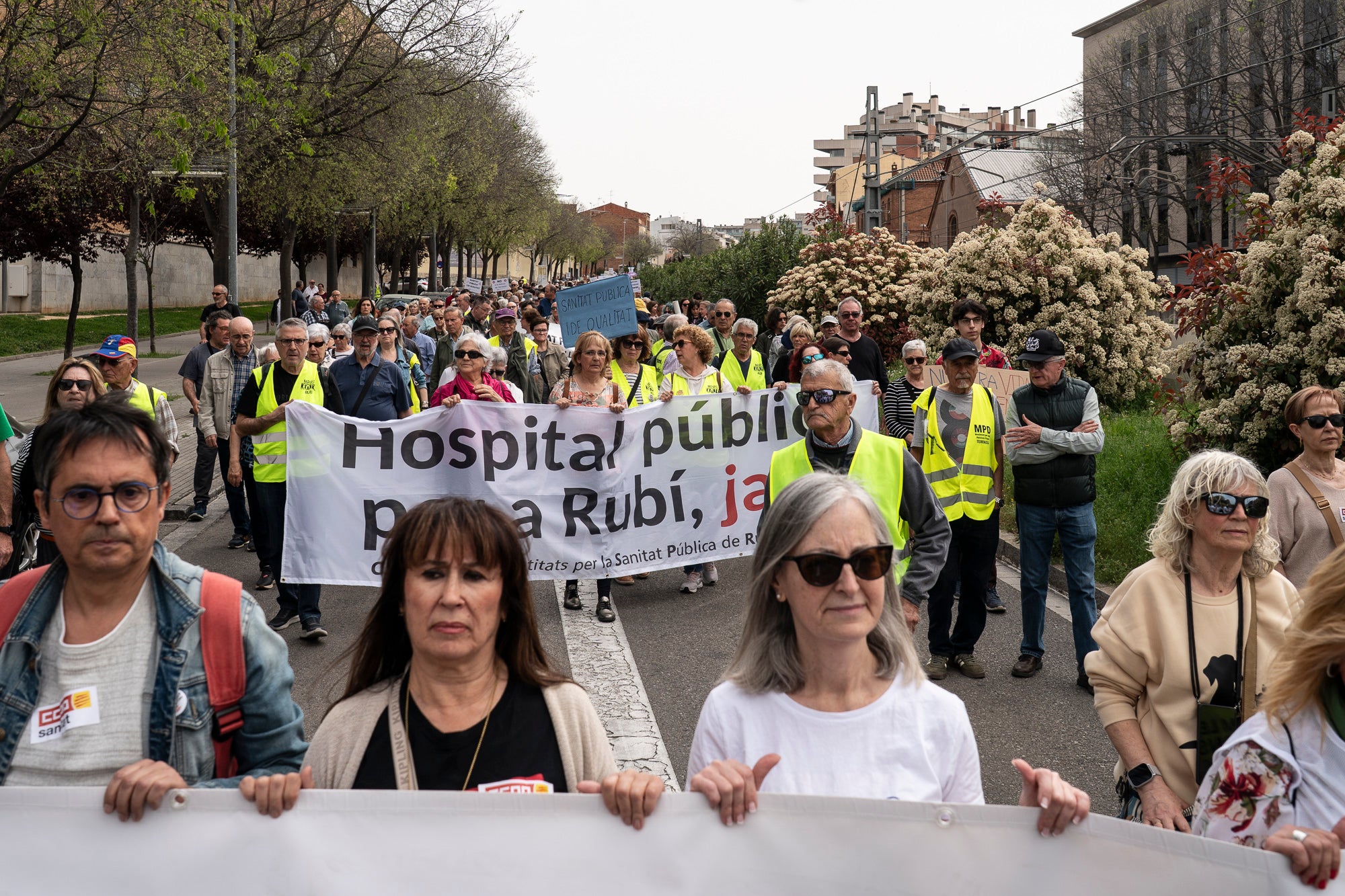 Les entitats en defensa de la salut pública de Terrassa, Viladecavalls, Rubí, I Olesa han convocat aquest dissabte, dia 11 d'abril, una manifestació pel Centre de la cocapital vallesana per denunciar 'el deteriorament progressiu del Sistema Sanitari Públic” i unes polítiques del Govern de la Generalitat que han “afavorit la privatització i l’infrafinançament del sistema públic”. Els manifestants han reclamat mesures “immediates per revertir l’actual col·lapse assistencial”, a més, d’exigir la dimissió de la Consellera de Salut, Olga Pané, per la seva responsabilitat, recordant que “la salut és un dret fonamental i no un negoci”.