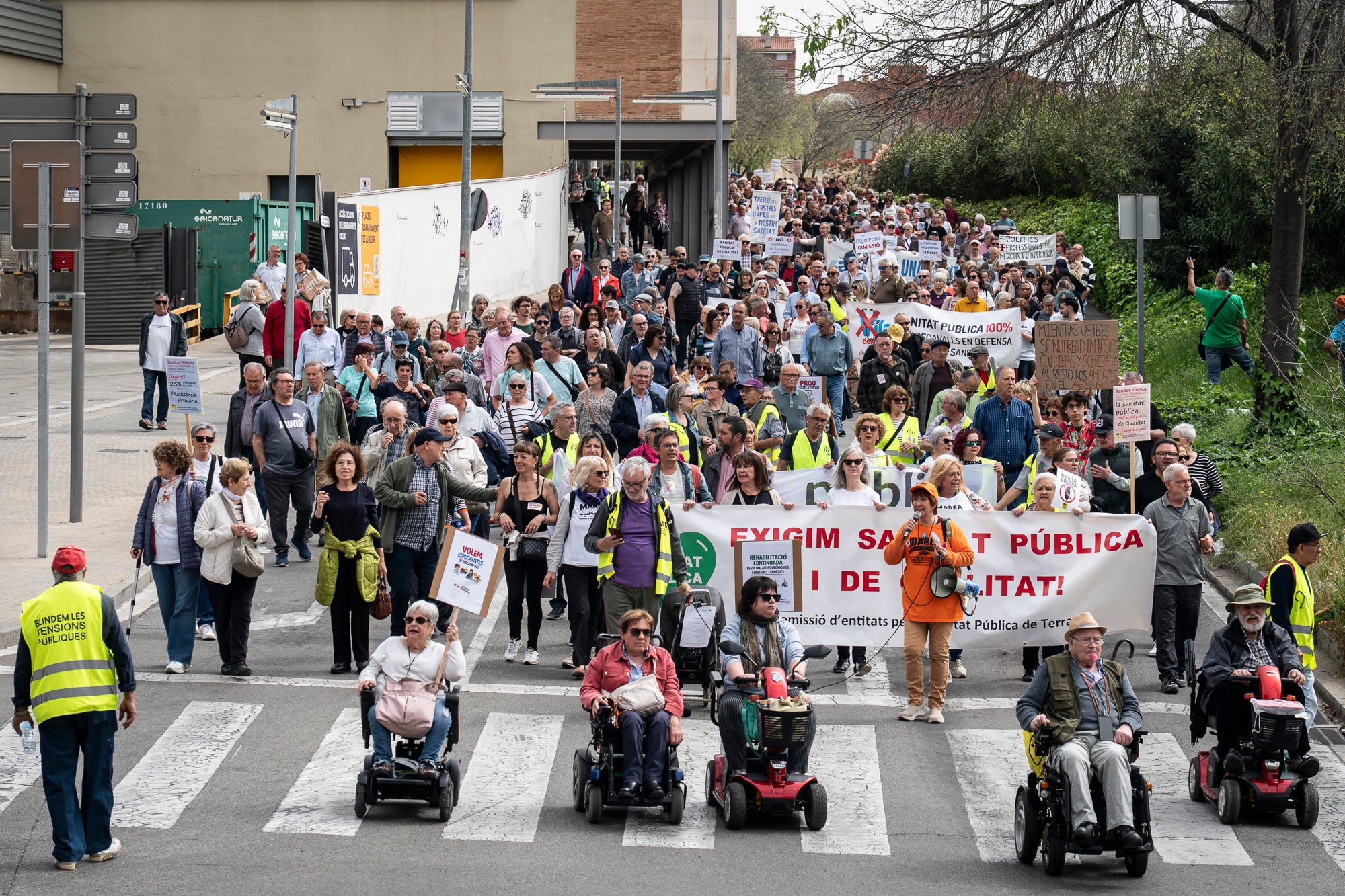 Les entitats en defensa de la salut pública de Terrassa, Viladecavalls, Rubí, I Olesa han convocat aquest dissabte, dia 11 d'abril, una manifestació pel Centre de la cocapital vallesana per denunciar 'el deteriorament progressiu del Sistema Sanitari Públic” i unes polítiques del Govern de la Generalitat que han “afavorit la privatització i l’infrafinançament del sistema públic”. Els manifestants han reclamat mesures “immediates per revertir l’actual col·lapse assistencial”, a més, d’exigir la dimissió de la Consellera de Salut, Olga Pané, per la seva responsabilitat, recordant que “la salut és un dret fonamental i no un negoci”.