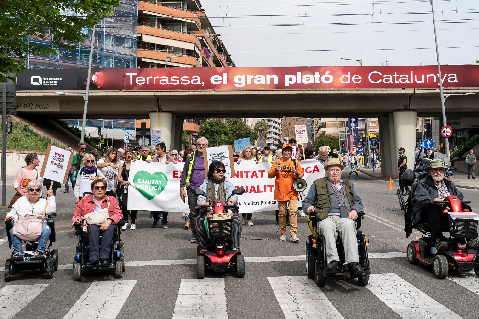 Les entitats en defensa de la salut pública de Terrassa, Viladecavalls, Rubí, I Olesa han convocat aquest dissabte, dia 11 d'abril, una manifestació pel Centre de la cocapital vallesana per denunciar 'el deteriorament progressiu del Sistema Sanitari Públic” i unes polítiques del Govern de la Generalitat que han “afavorit la privatització i l’infrafinançament del sistema públic”. Els manifestants han reclamat mesures “immediates per revertir l’actual col·lapse assistencial”, a més, d’exigir la dimissió de la Consellera de Salut, Olga Pané, per la seva responsabilitat, recordant que “la salut és un dret fonamental i no un negoci”.