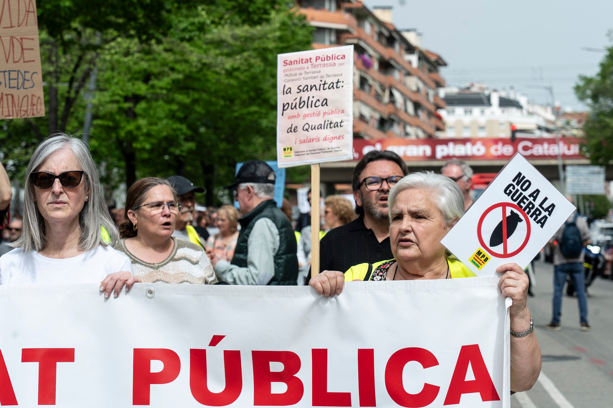 Les entitats en defensa de la salut pública de Terrassa, Viladecavalls, Rubí, I Olesa han convocat aquest dissabte, dia 11 d'abril, una manifestació pel Centre de la cocapital vallesana per denunciar 'el deteriorament progressiu del Sistema Sanitari Públic” i unes polítiques del Govern de la Generalitat que han “afavorit la privatització i l’infrafinançament del sistema públic”. Els manifestants han reclamat mesures “immediates per revertir l’actual col·lapse assistencial”, a més, d’exigir la dimissió de la Consellera de Salut, Olga Pané, per la seva responsabilitat, recordant que “la salut és un dret fonamental i no un negoci”.