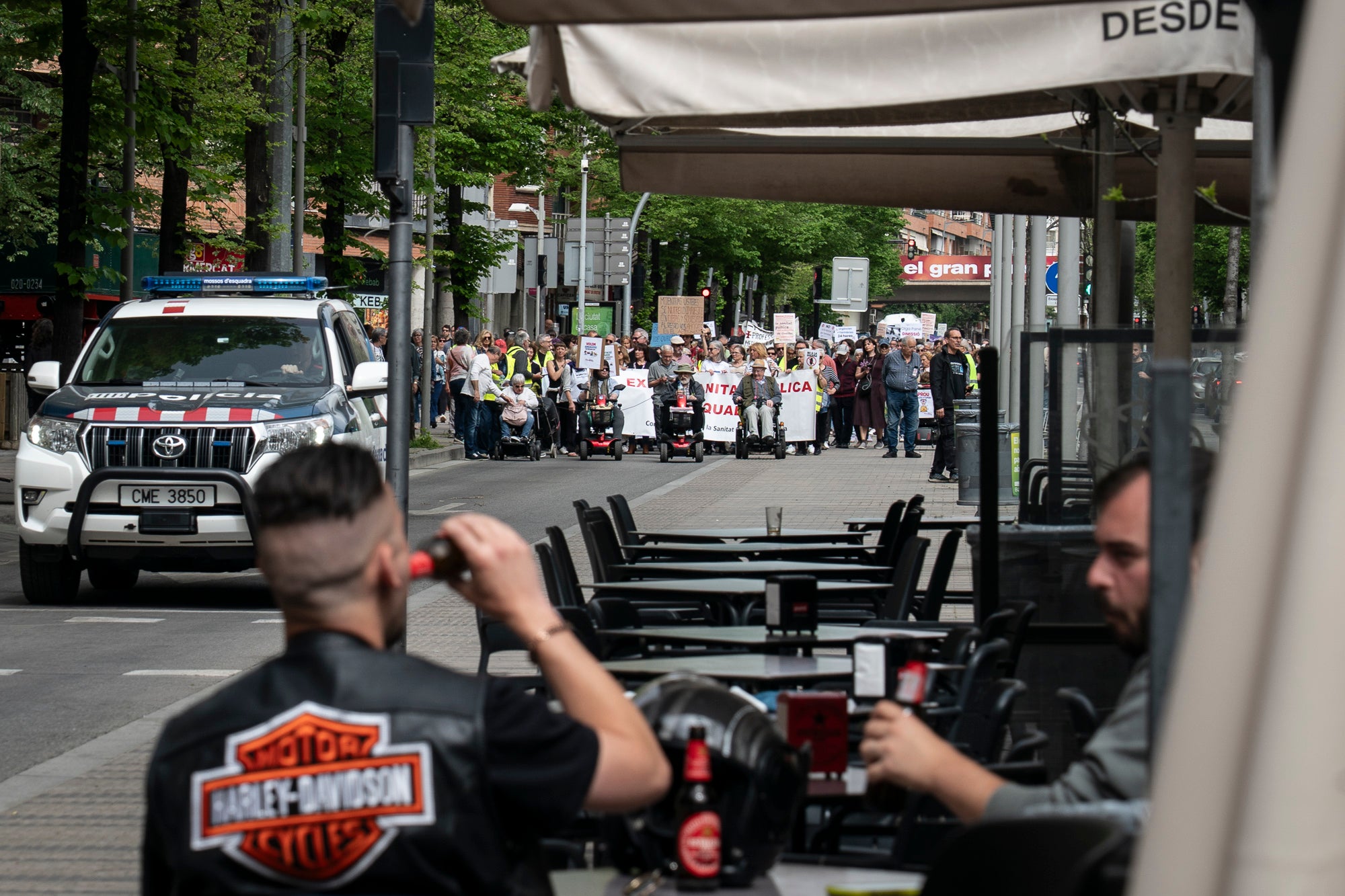 Les entitats en defensa de la salut pública de Terrassa, Viladecavalls, Rubí, I Olesa han convocat aquest dissabte, dia 11 d'abril, una manifestació pel Centre de la cocapital vallesana per denunciar 'el deteriorament progressiu del Sistema Sanitari Públic” i unes polítiques del Govern de la Generalitat que han “afavorit la privatització i l’infrafinançament del sistema públic”. Els manifestants han reclamat mesures “immediates per revertir l’actual col·lapse assistencial”, a més, d’exigir la dimissió de la Consellera de Salut, Olga Pané, per la seva responsabilitat, recordant que “la salut és un dret fonamental i no un negoci”.
