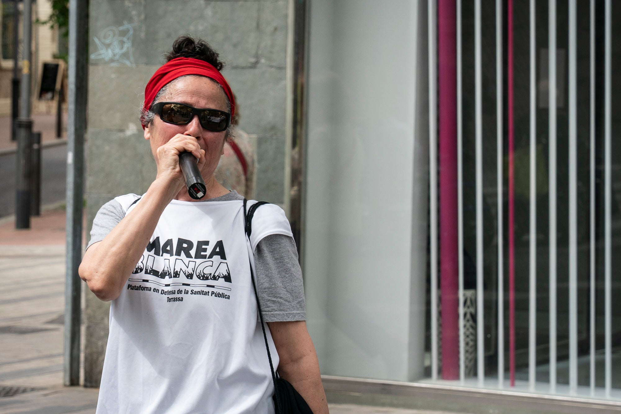 Les entitats en defensa de la salut pública de Terrassa, Viladecavalls, Rubí, I Olesa han convocat aquest dissabte, dia 11 d'abril, una manifestació pel Centre de la cocapital vallesana per denunciar 'el deteriorament progressiu del Sistema Sanitari Públic” i unes polítiques del Govern de la Generalitat que han “afavorit la privatització i l’infrafinançament del sistema públic”. Els manifestants han reclamat mesures “immediates per revertir l’actual col·lapse assistencial”, a més, d’exigir la dimissió de la Consellera de Salut, Olga Pané, per la seva responsabilitat, recordant que “la salut és un dret fonamental i no un negoci”.