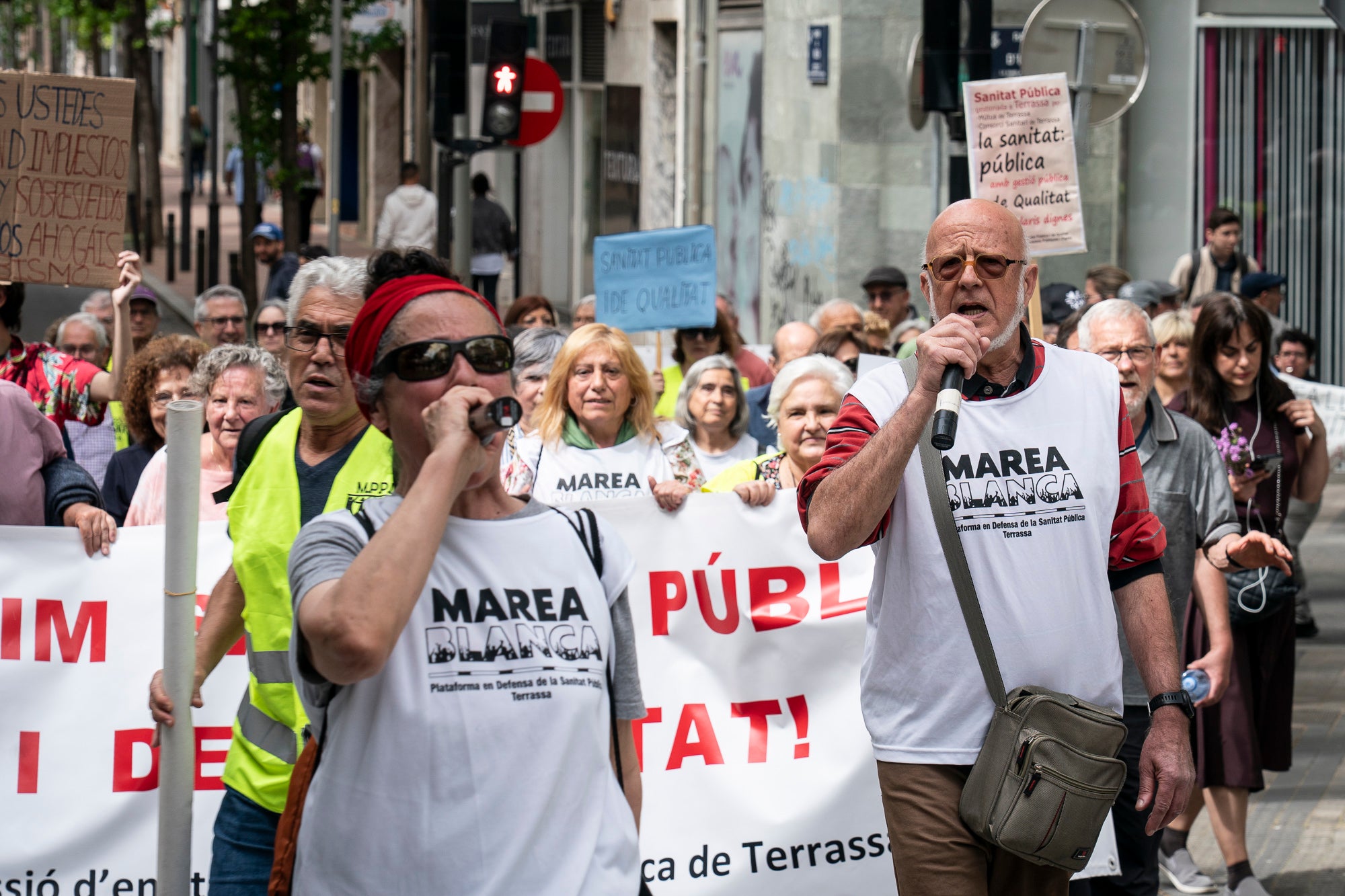 Les entitats en defensa de la salut pública de Terrassa, Viladecavalls, Rubí, I Olesa han convocat aquest dissabte, dia 11 d'abril, una manifestació pel Centre de la cocapital vallesana per denunciar 'el deteriorament progressiu del Sistema Sanitari Públic” i unes polítiques del Govern de la Generalitat que han “afavorit la privatització i l’infrafinançament del sistema públic”. Els manifestants han reclamat mesures “immediates per revertir l’actual col·lapse assistencial”, a més, d’exigir la dimissió de la Consellera de Salut, Olga Pané, per la seva responsabilitat, recordant que “la salut és un dret fonamental i no un negoci”.