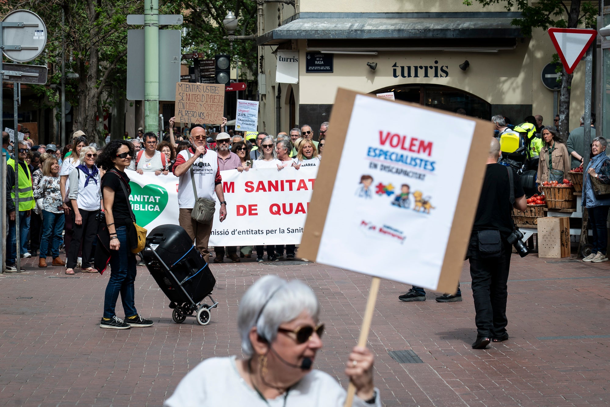 Les entitats en defensa de la salut pública de Terrassa, Viladecavalls, Rubí, I Olesa han convocat aquest dissabte, dia 11 d'abril, una manifestació pel Centre de la cocapital vallesana per denunciar 'el deteriorament progressiu del Sistema Sanitari Públic” i unes polítiques del Govern de la Generalitat que han “afavorit la privatització i l’infrafinançament del sistema públic”. Els manifestants han reclamat mesures “immediates per revertir l’actual col·lapse assistencial”, a més, d’exigir la dimissió de la Consellera de Salut, Olga Pané, per la seva responsabilitat, recordant que “la salut és un dret fonamental i no un negoci”.
