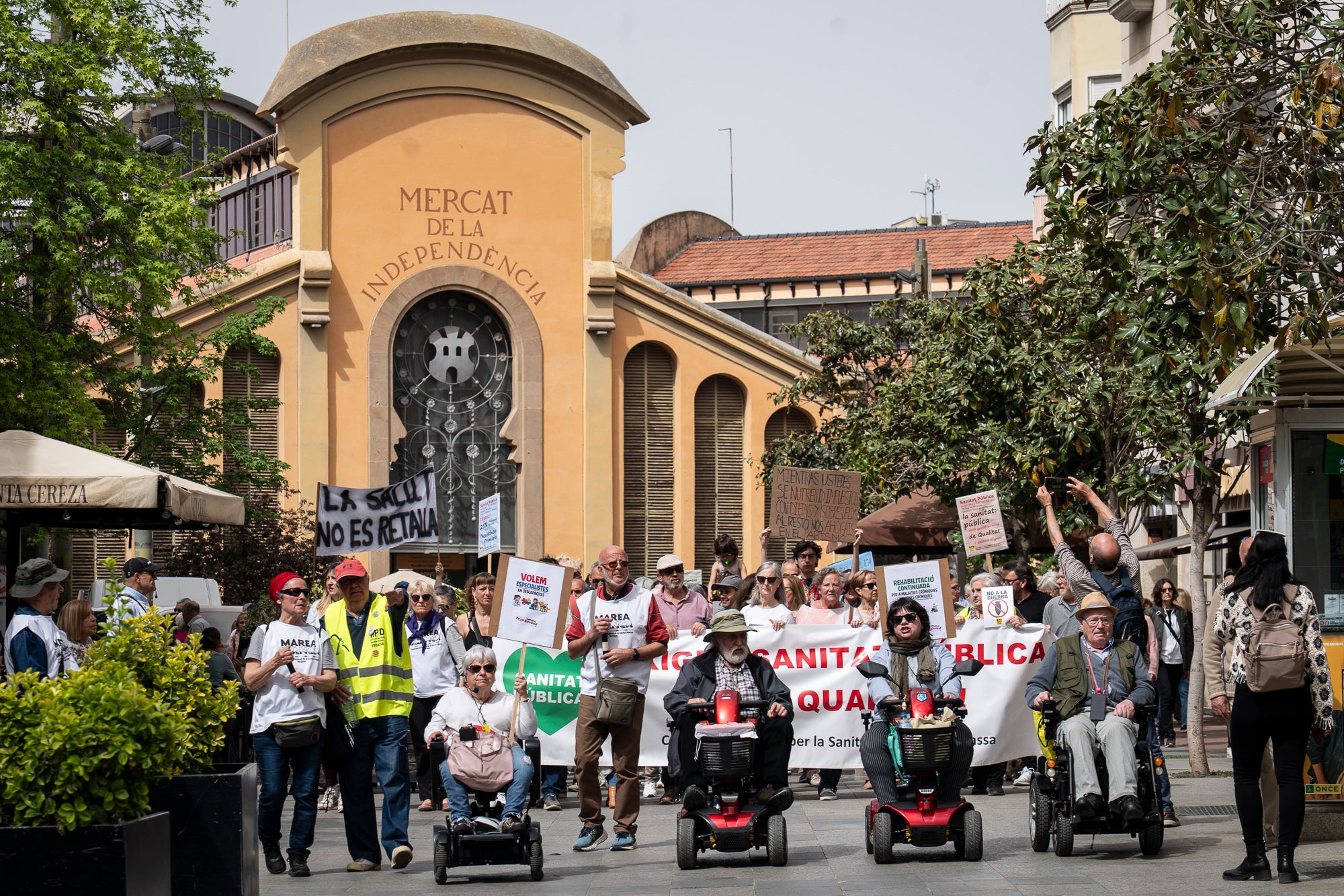 Les entitats en defensa de la salut pública de Terrassa, Viladecavalls, Rubí, I Olesa han convocat aquest dissabte, dia 11 d'abril, una manifestació pel Centre de la cocapital vallesana per denunciar 'el deteriorament progressiu del Sistema Sanitari Públic” i unes polítiques del Govern de la Generalitat que han “afavorit la privatització i l’infrafinançament del sistema públic”. Els manifestants han reclamat mesures “immediates per revertir l’actual col·lapse assistencial”, a més, d’exigir la dimissió de la Consellera de Salut, Olga Pané, per la seva responsabilitat, recordant que “la salut és un dret fonamental i no un negoci”.