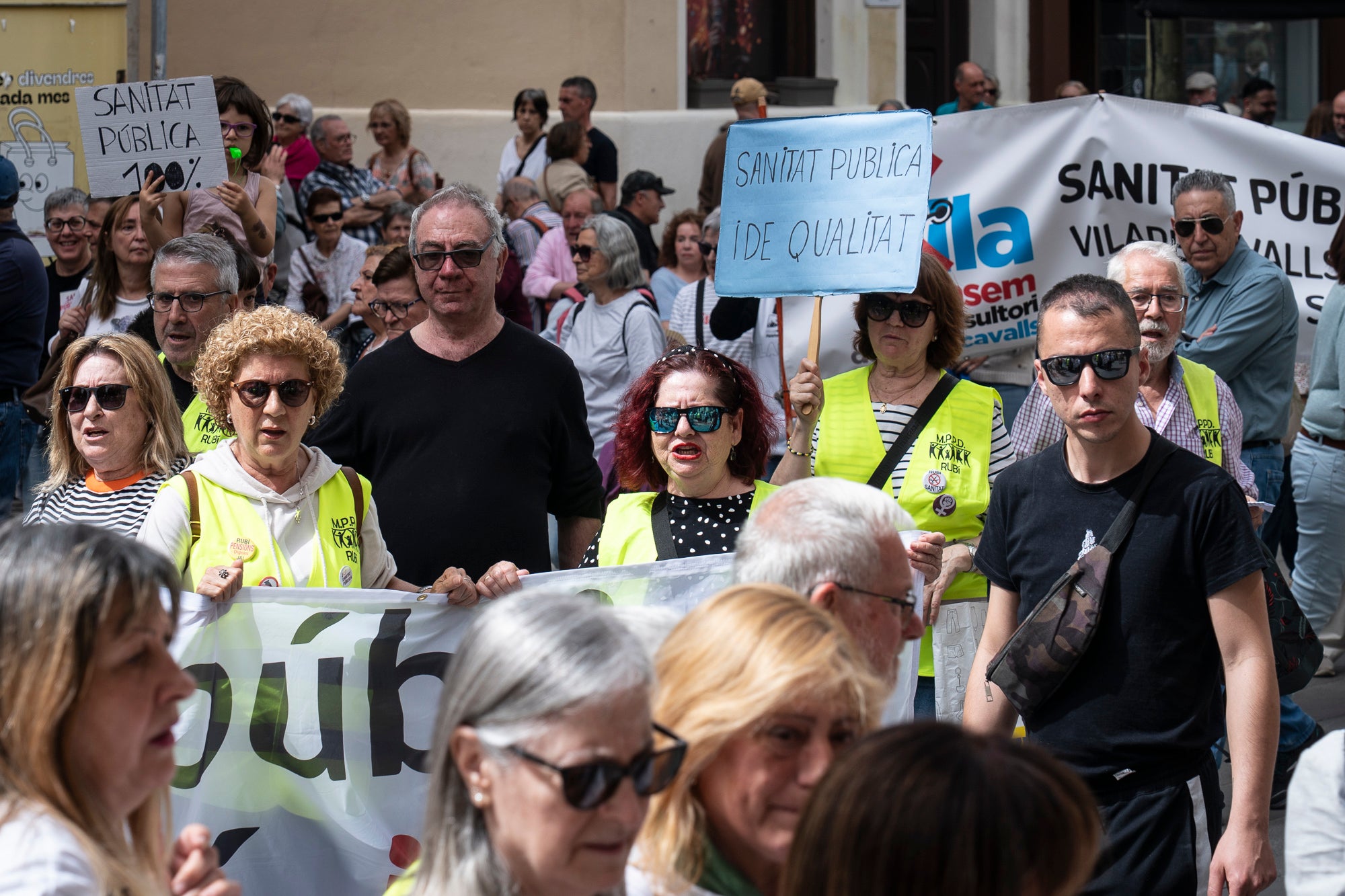 Les entitats en defensa de la salut pública de Terrassa, Viladecavalls, Rubí, I Olesa han convocat aquest dissabte, dia 11 d'abril, una manifestació pel Centre de la cocapital vallesana per denunciar 'el deteriorament progressiu del Sistema Sanitari Públic” i unes polítiques del Govern de la Generalitat que han “afavorit la privatització i l’infrafinançament del sistema públic”. Els manifestants han reclamat mesures “immediates per revertir l’actual col·lapse assistencial”, a més, d’exigir la dimissió de la Consellera de Salut, Olga Pané, per la seva responsabilitat, recordant que “la salut és un dret fonamental i no un negoci”.