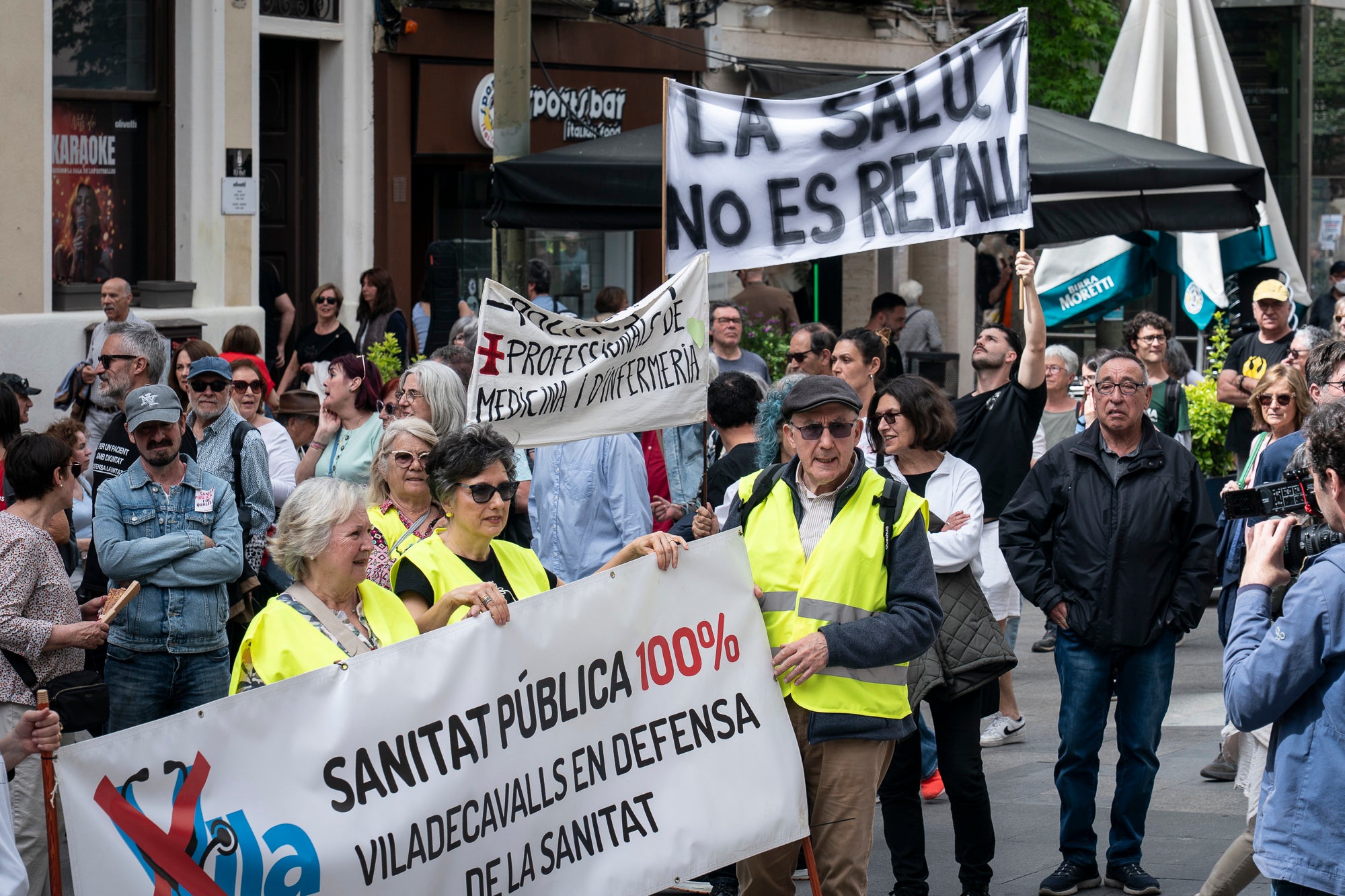 Les entitats en defensa de la salut pública de Terrassa, Viladecavalls, Rubí, I Olesa han convocat aquest dissabte, dia 11 d'abril, una manifestació pel Centre de la cocapital vallesana per denunciar 'el deteriorament progressiu del Sistema Sanitari Públic” i unes polítiques del Govern de la Generalitat que han “afavorit la privatització i l’infrafinançament del sistema públic”. Els manifestants han reclamat mesures “immediates per revertir l’actual col·lapse assistencial”, a més, d’exigir la dimissió de la Consellera de Salut, Olga Pané, per la seva responsabilitat, recordant que “la salut és un dret fonamental i no un negoci”.