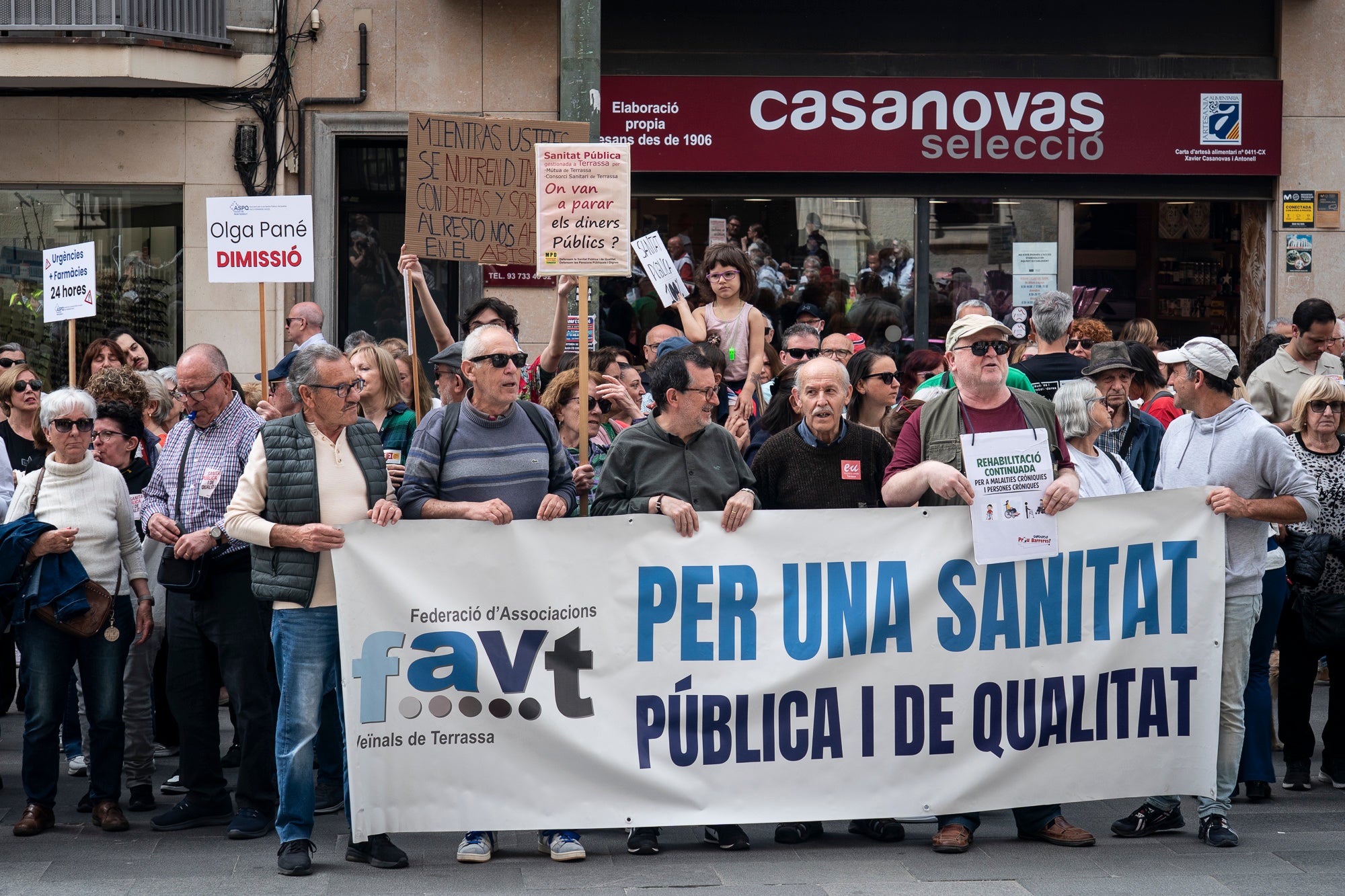 Les entitats en defensa de la salut pública de Terrassa, Viladecavalls, Rubí, I Olesa han convocat aquest dissabte, dia 11 d'abril, una manifestació pel Centre de la cocapital vallesana per denunciar 'el deteriorament progressiu del Sistema Sanitari Públic” i unes polítiques del Govern de la Generalitat que han “afavorit la privatització i l’infrafinançament del sistema públic”. Els manifestants han reclamat mesures “immediates per revertir l’actual col·lapse assistencial”, a més, d’exigir la dimissió de la Consellera de Salut, Olga Pané, per la seva responsabilitat, recordant que “la salut és un dret fonamental i no un negoci”.