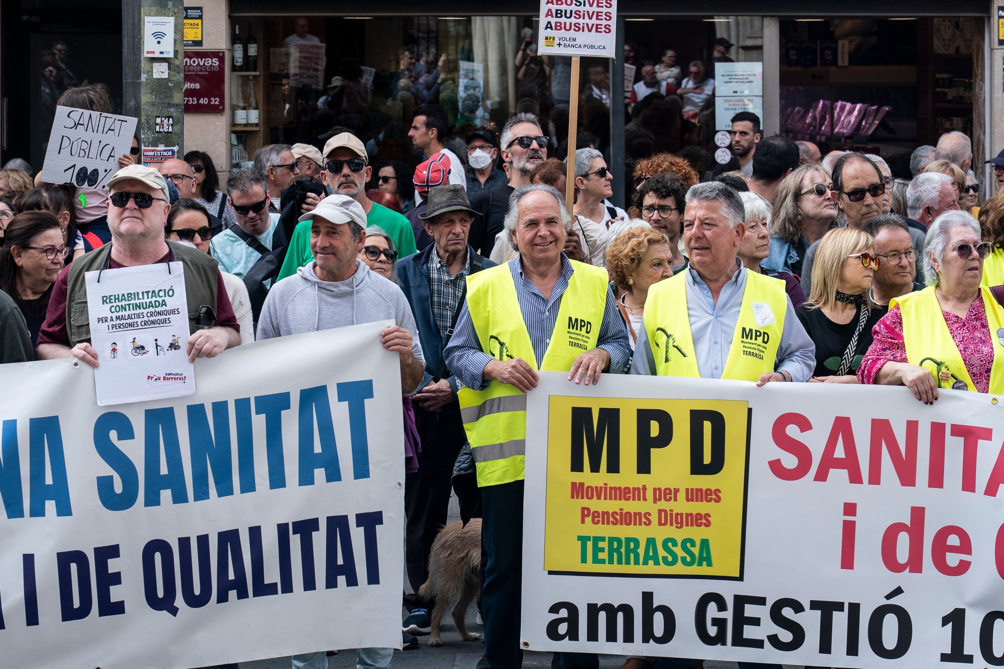 Les entitats en defensa de la salut pública de Terrassa, Viladecavalls, Rubí, I Olesa han convocat aquest dissabte, dia 11 d'abril, una manifestació pel Centre de la cocapital vallesana per denunciar 'el deteriorament progressiu del Sistema Sanitari Públic” i unes polítiques del Govern de la Generalitat que han “afavorit la privatització i l’infrafinançament del sistema públic”. Els manifestants han reclamat mesures “immediates per revertir l’actual col·lapse assistencial”, a més, d’exigir la dimissió de la Consellera de Salut, Olga Pané, per la seva responsabilitat, recordant que “la salut és un dret fonamental i no un negoci”.