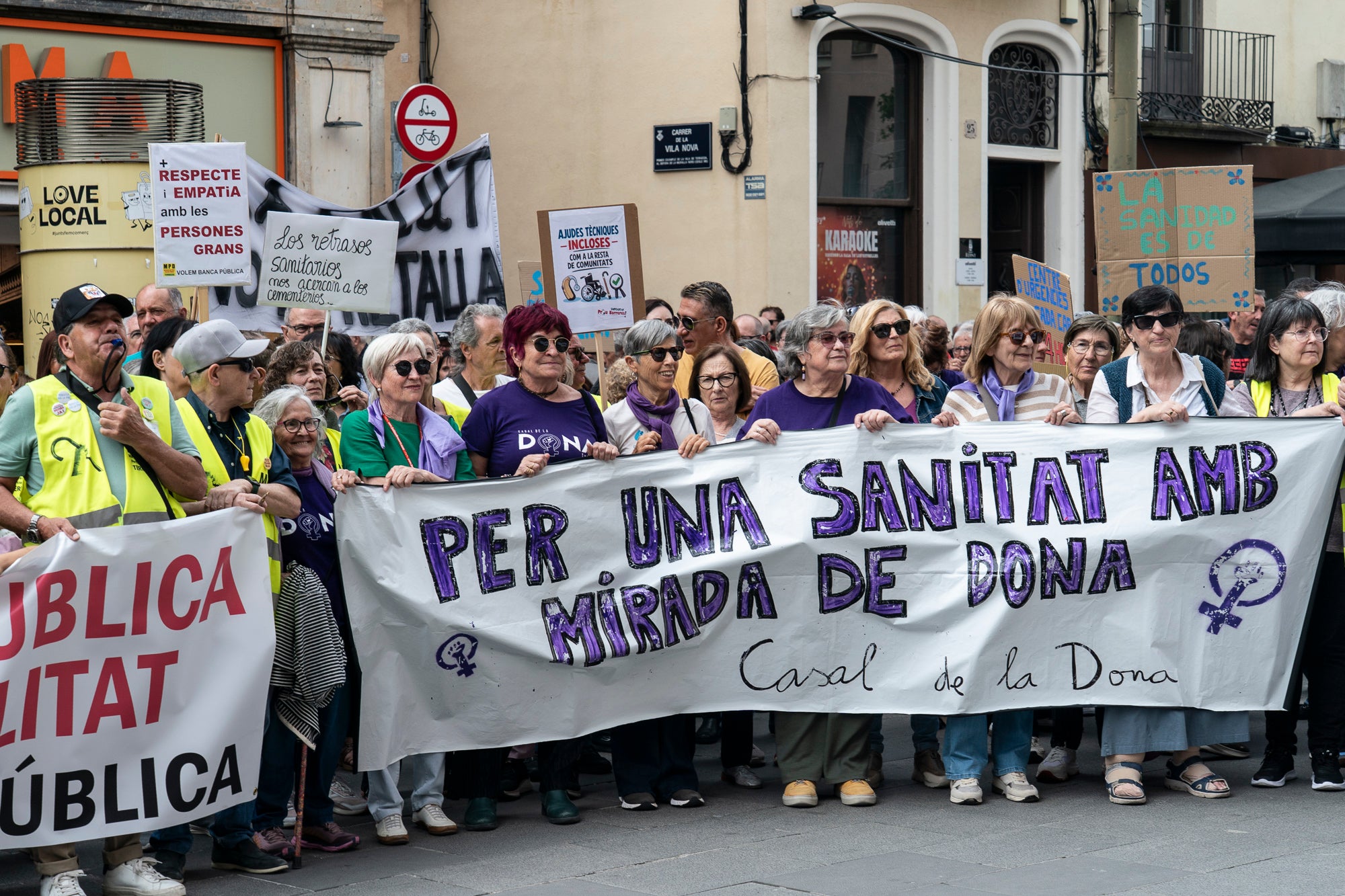 Les entitats en defensa de la salut pública de Terrassa, Viladecavalls, Rubí, I Olesa han convocat aquest dissabte, dia 11 d'abril, una manifestació pel Centre de la cocapital vallesana per denunciar 'el deteriorament progressiu del Sistema Sanitari Públic” i unes polítiques del Govern de la Generalitat que han “afavorit la privatització i l’infrafinançament del sistema públic”. Els manifestants han reclamat mesures “immediates per revertir l’actual col·lapse assistencial”, a més, d’exigir la dimissió de la Consellera de Salut, Olga Pané, per la seva responsabilitat, recordant que “la salut és un dret fonamental i no un negoci”.