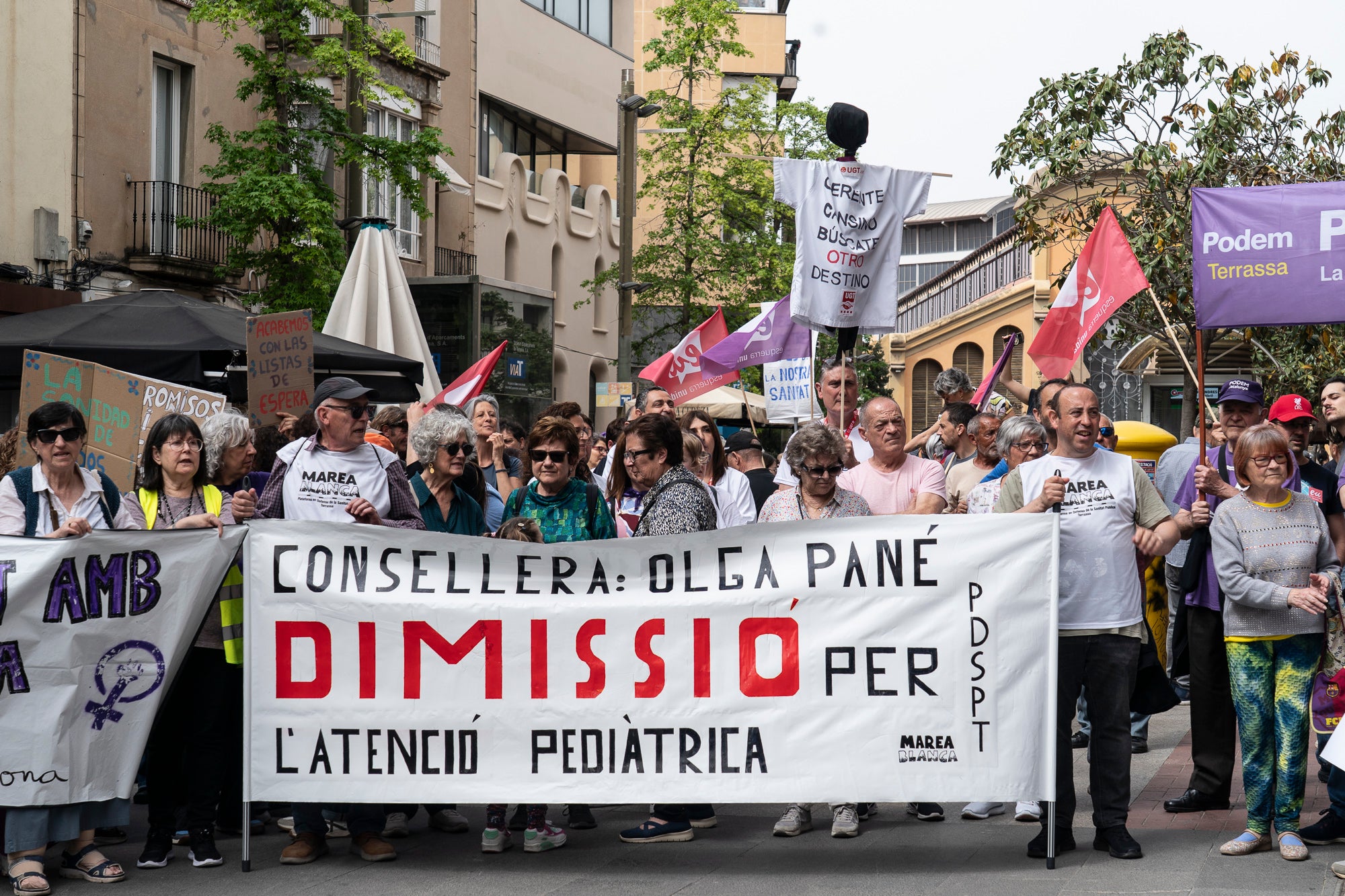 Les entitats en defensa de la salut pública de Terrassa, Viladecavalls, Rubí, I Olesa han convocat aquest dissabte, dia 11 d'abril, una manifestació pel Centre de la cocapital vallesana per denunciar 'el deteriorament progressiu del Sistema Sanitari Públic” i unes polítiques del Govern de la Generalitat que han “afavorit la privatització i l’infrafinançament del sistema públic”. Els manifestants han reclamat mesures “immediates per revertir l’actual col·lapse assistencial”, a més, d’exigir la dimissió de la Consellera de Salut, Olga Pané, per la seva responsabilitat, recordant que “la salut és un dret fonamental i no un negoci”.