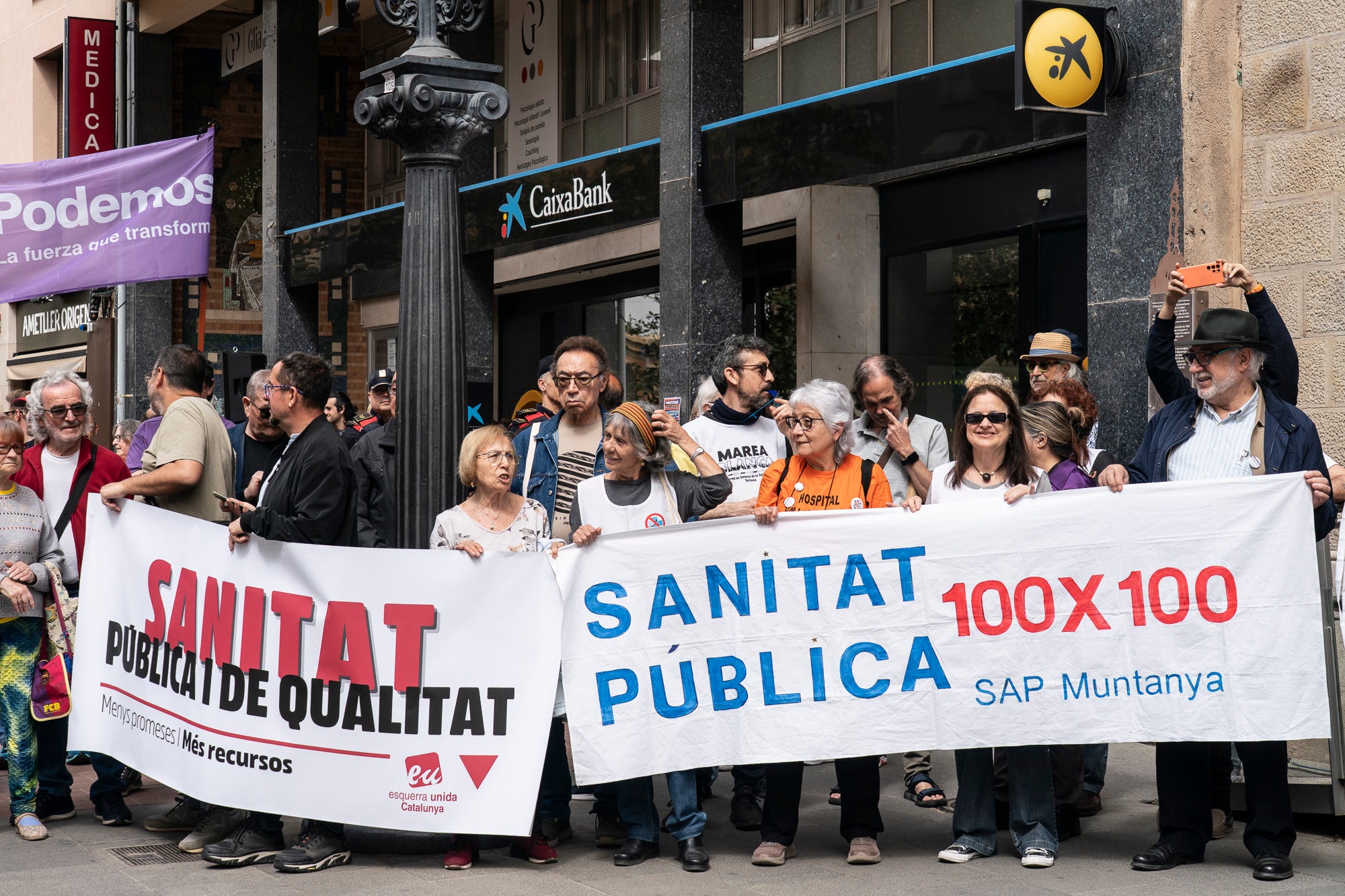 Les entitats en defensa de la salut pública de Terrassa, Viladecavalls, Rubí, I Olesa han convocat aquest dissabte, dia 11 d'abril, una manifestació pel Centre de la cocapital vallesana per denunciar 'el deteriorament progressiu del Sistema Sanitari Públic” i unes polítiques del Govern de la Generalitat que han “afavorit la privatització i l’infrafinançament del sistema públic”. Els manifestants han reclamat mesures “immediates per revertir l’actual col·lapse assistencial”, a més, d’exigir la dimissió de la Consellera de Salut, Olga Pané, per la seva responsabilitat, recordant que “la salut és un dret fonamental i no un negoci”.