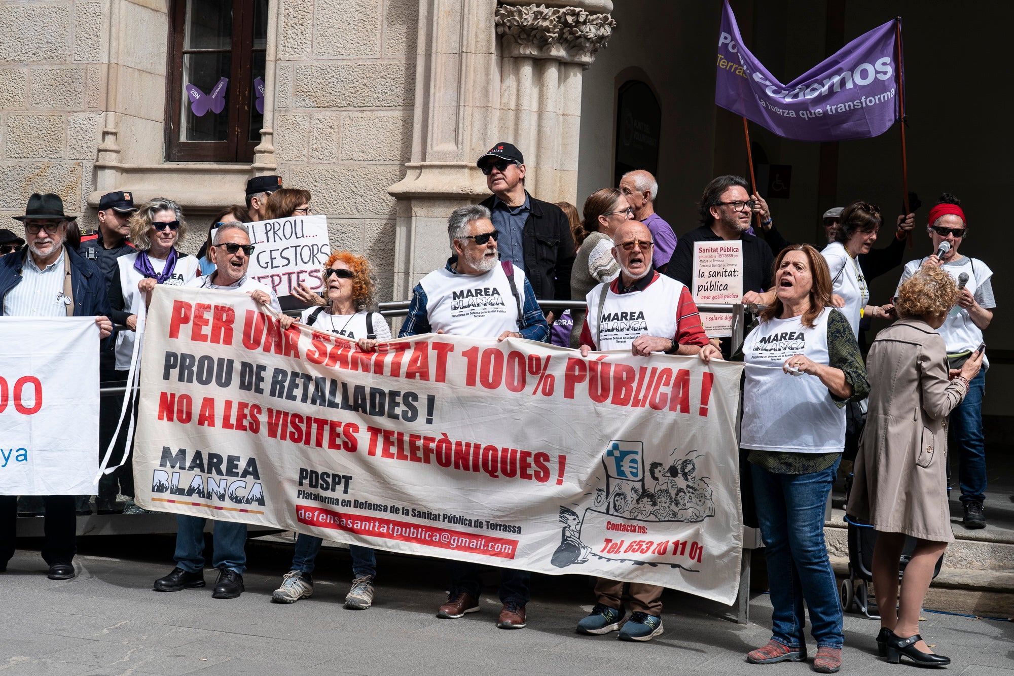 Les entitats en defensa de la salut pública de Terrassa, Viladecavalls, Rubí, I Olesa han convocat aquest dissabte, dia 11 d'abril, una manifestació pel Centre de la cocapital vallesana per denunciar 'el deteriorament progressiu del Sistema Sanitari Públic” i unes polítiques del Govern de la Generalitat que han “afavorit la privatització i l’infrafinançament del sistema públic”. Els manifestants han reclamat mesures “immediates per revertir l’actual col·lapse assistencial”, a més, d’exigir la dimissió de la Consellera de Salut, Olga Pané, per la seva responsabilitat, recordant que “la salut és un dret fonamental i no un negoci”.