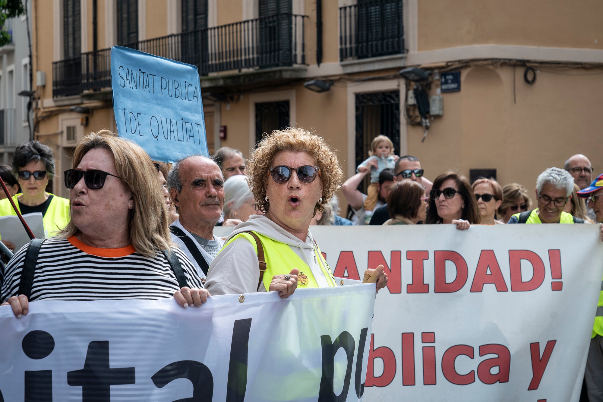 Les entitats en defensa de la salut pública de Terrassa, Viladecavalls, Rubí, I Olesa han convocat aquest dissabte, dia 11 d'abril, una manifestació pel Centre de la cocapital vallesana per denunciar 'el deteriorament progressiu del Sistema Sanitari Públic” i unes polítiques del Govern de la Generalitat que han “afavorit la privatització i l’infrafinançament del sistema públic”. Els manifestants han reclamat mesures “immediates per revertir l’actual col·lapse assistencial”, a més, d’exigir la dimissió de la Consellera de Salut, Olga Pané, per la seva responsabilitat, recordant que “la salut és un dret fonamental i no un negoci”.