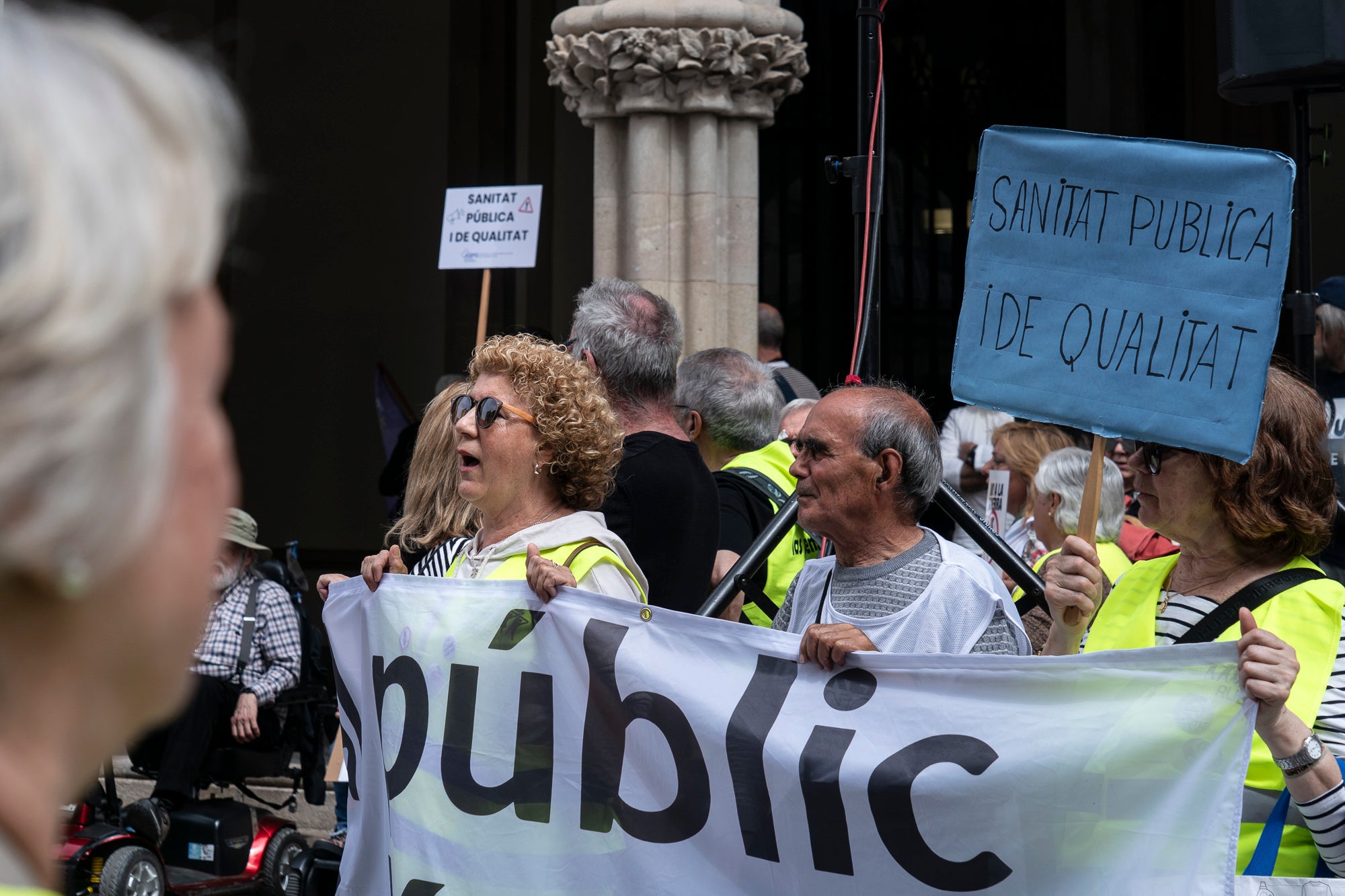 Les entitats en defensa de la salut pública de Terrassa, Viladecavalls, Rubí, I Olesa han convocat aquest dissabte, dia 11 d'abril, una manifestació pel Centre de la cocapital vallesana per denunciar 'el deteriorament progressiu del Sistema Sanitari Públic” i unes polítiques del Govern de la Generalitat que han “afavorit la privatització i l’infrafinançament del sistema públic”. Els manifestants han reclamat mesures “immediates per revertir l’actual col·lapse assistencial”, a més, d’exigir la dimissió de la Consellera de Salut, Olga Pané, per la seva responsabilitat, recordant que “la salut és un dret fonamental i no un negoci”.