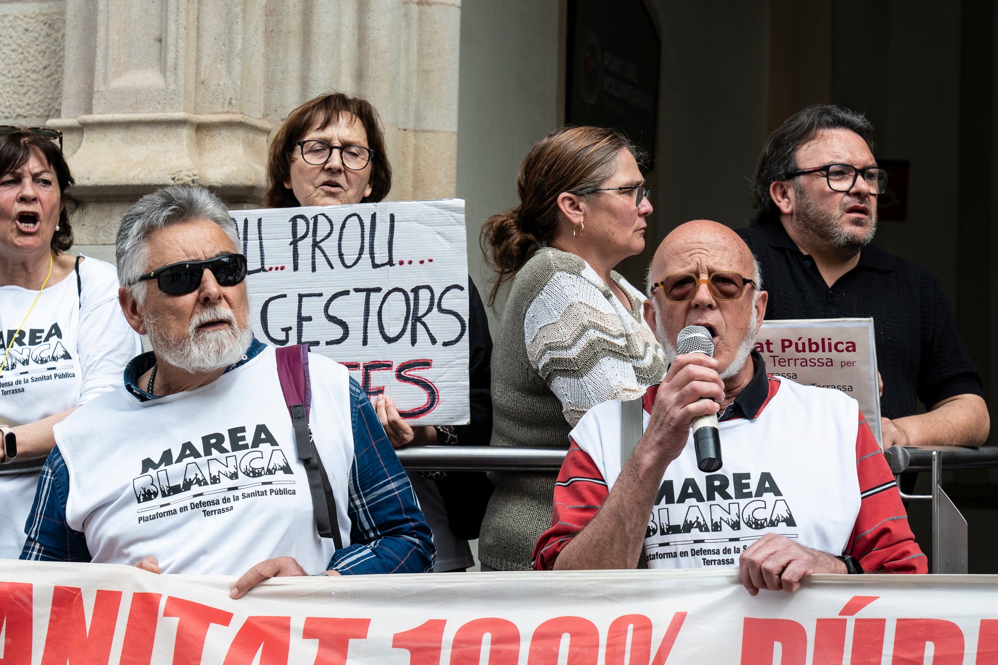 Les entitats en defensa de la salut pública de Terrassa, Viladecavalls, Rubí, I Olesa han convocat aquest dissabte, dia 11 d'abril, una manifestació pel Centre de la cocapital vallesana per denunciar 'el deteriorament progressiu del Sistema Sanitari Públic” i unes polítiques del Govern de la Generalitat que han “afavorit la privatització i l’infrafinançament del sistema públic”. Els manifestants han reclamat mesures “immediates per revertir l’actual col·lapse assistencial”, a més, d’exigir la dimissió de la Consellera de Salut, Olga Pané, per la seva responsabilitat, recordant que “la salut és un dret fonamental i no un negoci”.