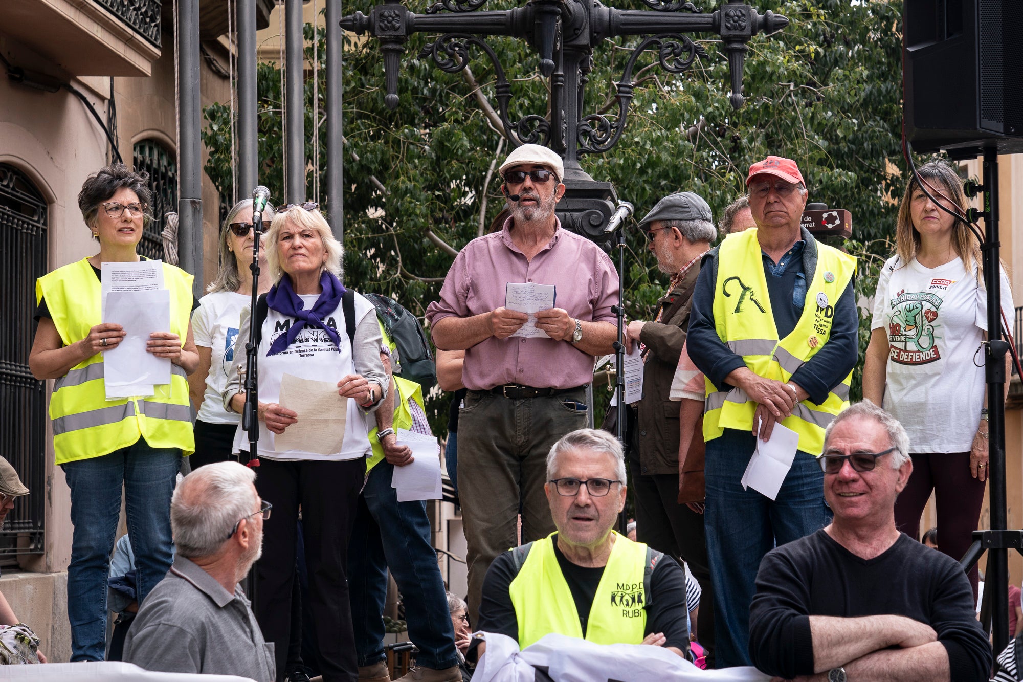 Les entitats en defensa de la salut pública de Terrassa, Viladecavalls, Rubí, I Olesa han convocat aquest dissabte, dia 11 d'abril, una manifestació pel Centre de la cocapital vallesana per denunciar 'el deteriorament progressiu del Sistema Sanitari Públic” i unes polítiques del Govern de la Generalitat que han “afavorit la privatització i l’infrafinançament del sistema públic”. Els manifestants han reclamat mesures “immediates per revertir l’actual col·lapse assistencial”, a més, d’exigir la dimissió de la Consellera de Salut, Olga Pané, per la seva responsabilitat, recordant que “la salut és un dret fonamental i no un negoci”.
