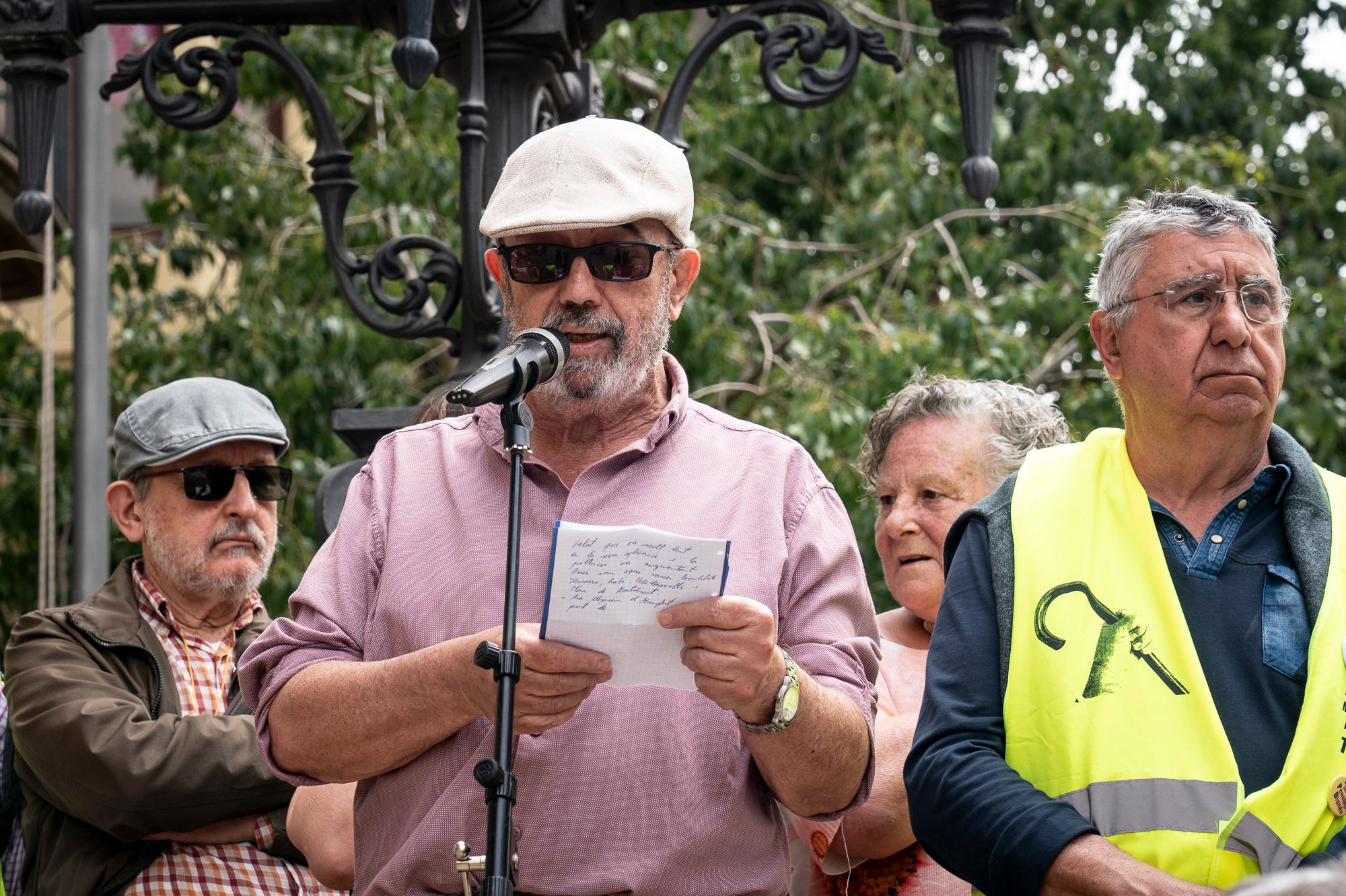 Les entitats en defensa de la salut pública de Terrassa, Viladecavalls, Rubí, I Olesa han convocat aquest dissabte, dia 11 d'abril, una manifestació pel Centre de la cocapital vallesana per denunciar 'el deteriorament progressiu del Sistema Sanitari Públic” i unes polítiques del Govern de la Generalitat que han “afavorit la privatització i l’infrafinançament del sistema públic”. Els manifestants han reclamat mesures “immediates per revertir l’actual col·lapse assistencial”, a més, d’exigir la dimissió de la Consellera de Salut, Olga Pané, per la seva responsabilitat, recordant que “la salut és un dret fonamental i no un negoci”.