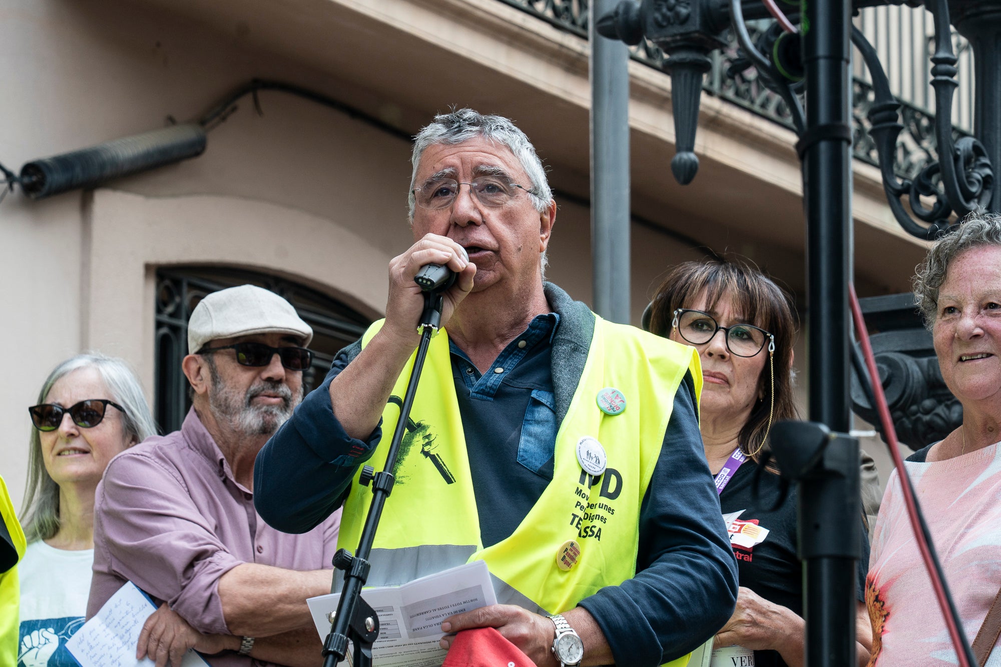 Les entitats en defensa de la salut pública de Terrassa, Viladecavalls, Rubí, I Olesa han convocat aquest dissabte, dia 11 d'abril, una manifestació pel Centre de la cocapital vallesana per denunciar 'el deteriorament progressiu del Sistema Sanitari Públic” i unes polítiques del Govern de la Generalitat que han “afavorit la privatització i l’infrafinançament del sistema públic”. Els manifestants han reclamat mesures “immediates per revertir l’actual col·lapse assistencial”, a més, d’exigir la dimissió de la Consellera de Salut, Olga Pané, per la seva responsabilitat, recordant que “la salut és un dret fonamental i no un negoci”.