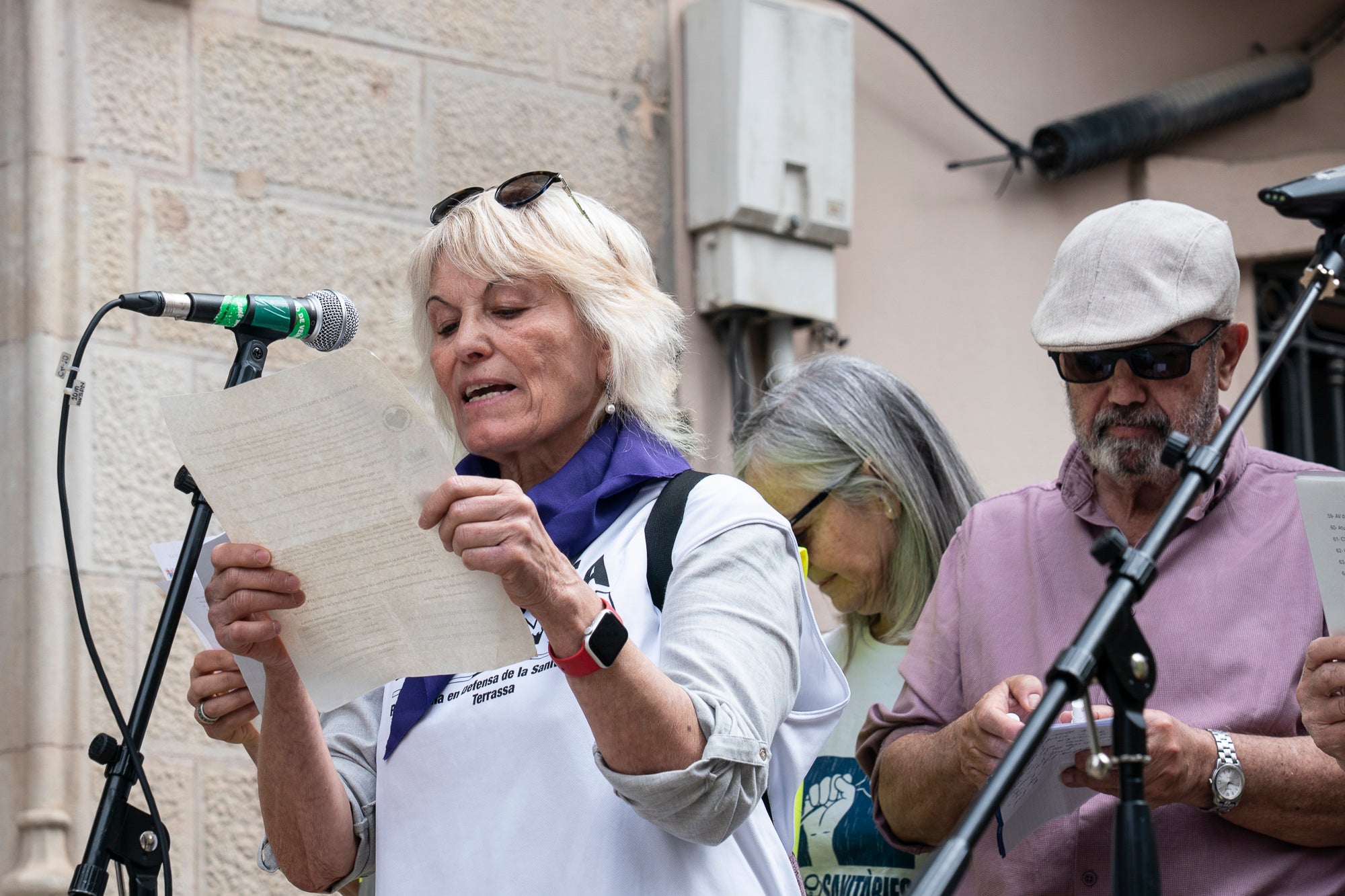 Les entitats en defensa de la salut pública de Terrassa, Viladecavalls, Rubí, I Olesa han convocat aquest dissabte, dia 11 d'abril, una manifestació pel Centre de la cocapital vallesana per denunciar 'el deteriorament progressiu del Sistema Sanitari Públic” i unes polítiques del Govern de la Generalitat que han “afavorit la privatització i l’infrafinançament del sistema públic”. Els manifestants han reclamat mesures “immediates per revertir l’actual col·lapse assistencial”, a més, d’exigir la dimissió de la Consellera de Salut, Olga Pané, per la seva responsabilitat, recordant que “la salut és un dret fonamental i no un negoci”.