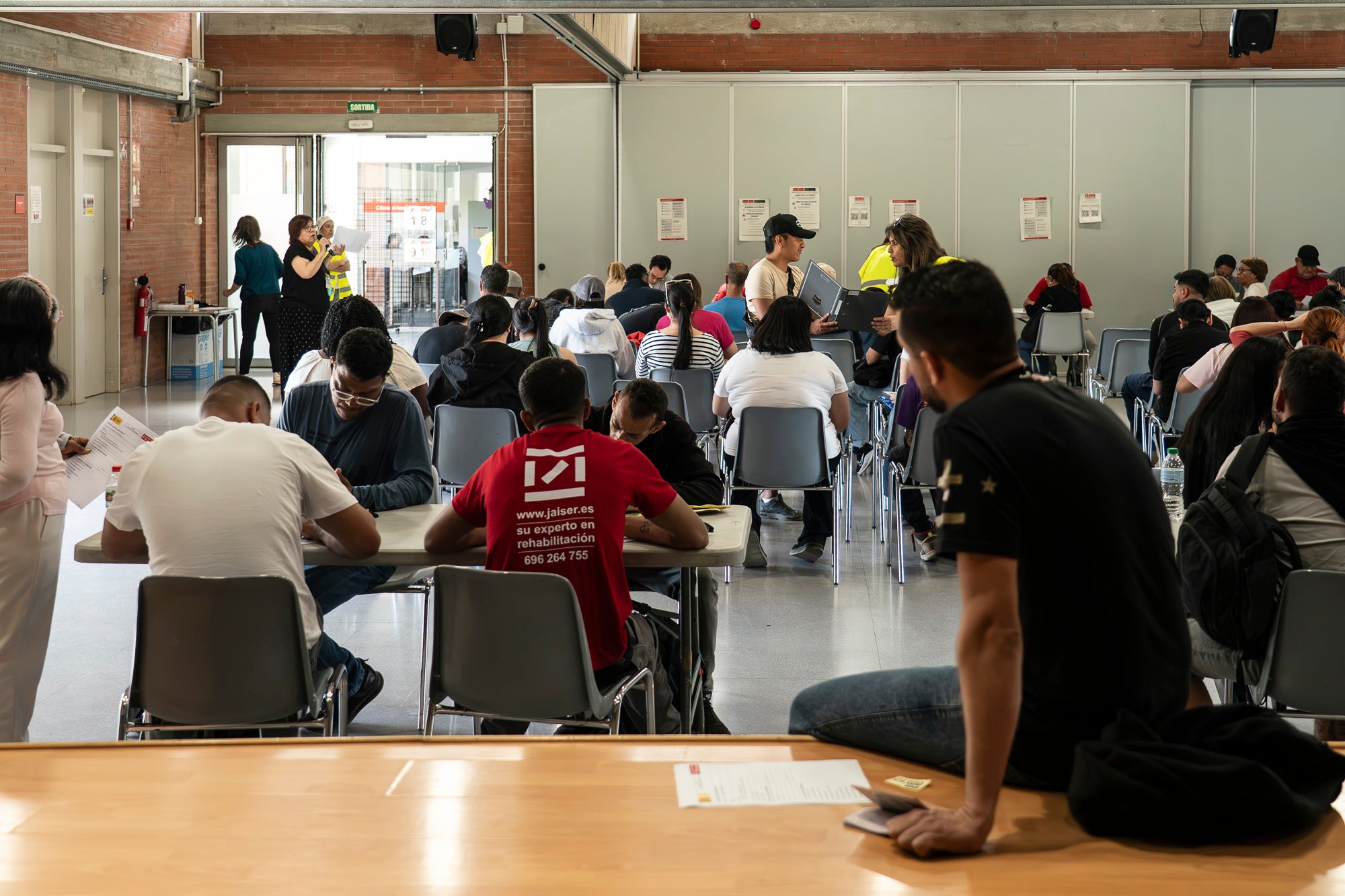 Sense les fortes cues dels darrers dies, el procés de regularització d'immigrants que ha decretat el govern central continuava aquest dimarts a Terrassa a partir de la feina dels assistents socials municipals. Centralitzat als centres cívics Francesc Macià (Sant Pere Nord) i Montserrat Roig (Ca n'Anglada), els immigrants són atesos pels assistents perquè aquests els hi validin l'informe de vulnerabilitat que ha aparegut a última hora. El termini continua fins al 30 de juny, amb la necessitat també d'obtenir el certificat d'empadronament, però que en aquest cas es pot fer per internet. L'Ajuntament ha mobilitzat un total de 200 professionals per donar a cobertura fins a 9.000 persones | Mireia Comas