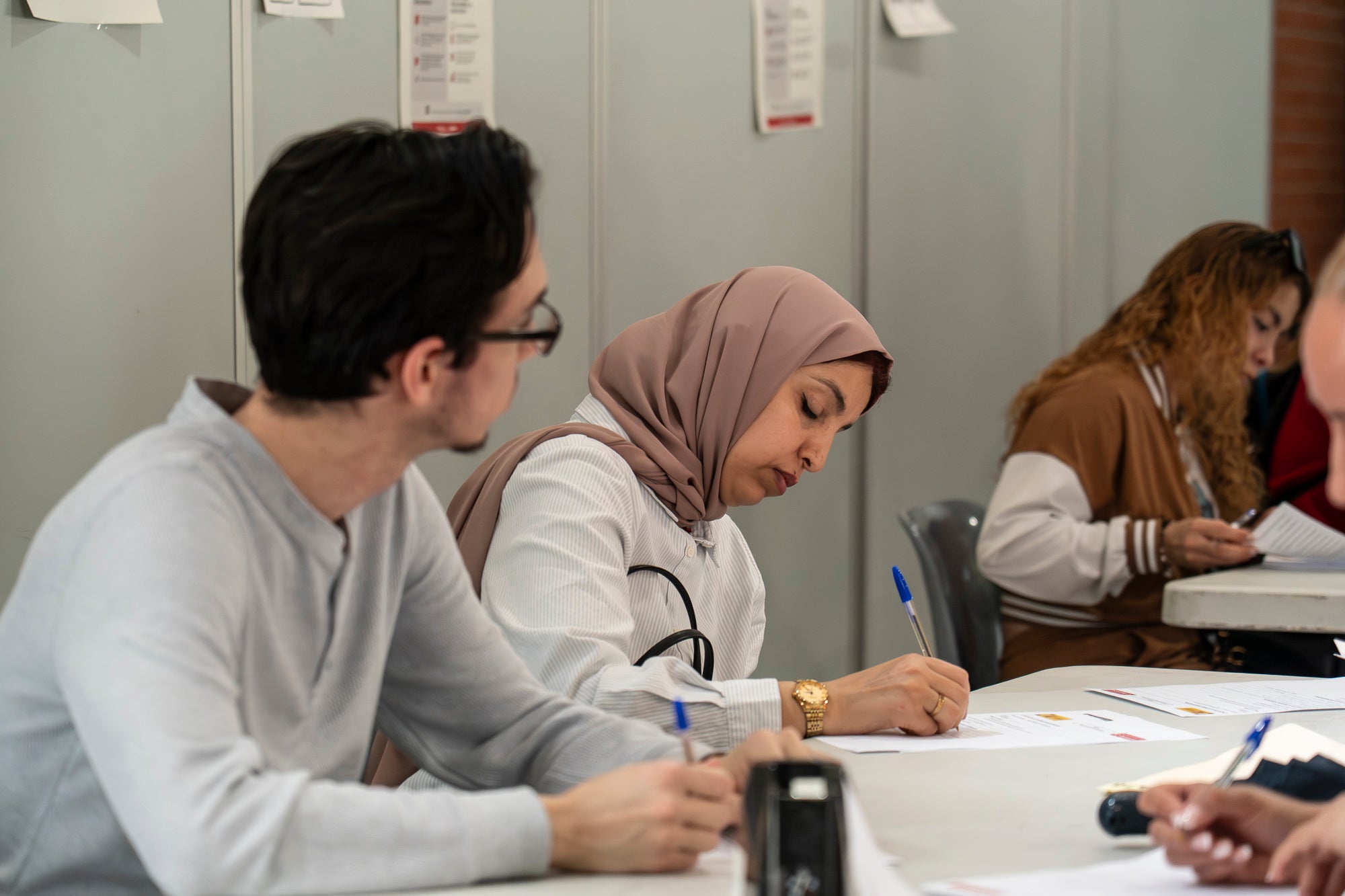 Sense les fortes cues dels darrers dies, el procés de regularització d'immigrants que ha decretat el govern central continuava aquest dimarts a Terrassa a partir de la feina dels assistents socials municipals. Centralitzat als centres cívics Francesc Macià (Sant Pere Nord) i Montserrat Roig (Ca n'Anglada), els immigrants són atesos pels assistents perquè aquests els hi validin l'informe de vulnerabilitat que ha aparegut a última hora. El termini continua fins al 30 de juny, amb la necessitat també d'obtenir el certificat d'empadronament, però que en aquest cas es pot fer per internet. L'Ajuntament ha mobilitzat un total de 200 professionals per donar a cobertura fins a 9.000 persones | Mireia Comas