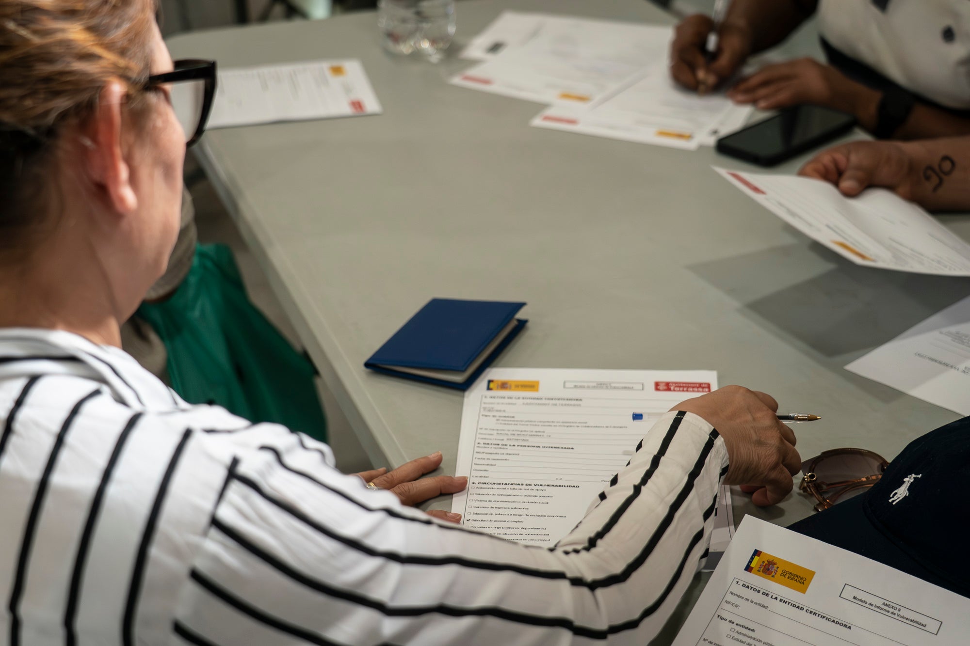 Sense les fortes cues dels darrers dies, el procés de regularització d'immigrants que ha decretat el govern central continuava aquest dimarts a Terrassa a partir de la feina dels assistents socials municipals. Centralitzat als centres cívics Francesc Macià (Sant Pere Nord) i Montserrat Roig (Ca n'Anglada), els immigrants són atesos pels assistents perquè aquests els hi validin l'informe de vulnerabilitat que ha aparegut a última hora. El termini continua fins al 30 de juny, amb la necessitat també d'obtenir el certificat d'empadronament, però que en aquest cas es pot fer per internet. L'Ajuntament ha mobilitzat un total de 200 professionals per donar a cobertura fins a 9.000 persones | Mireia Comas