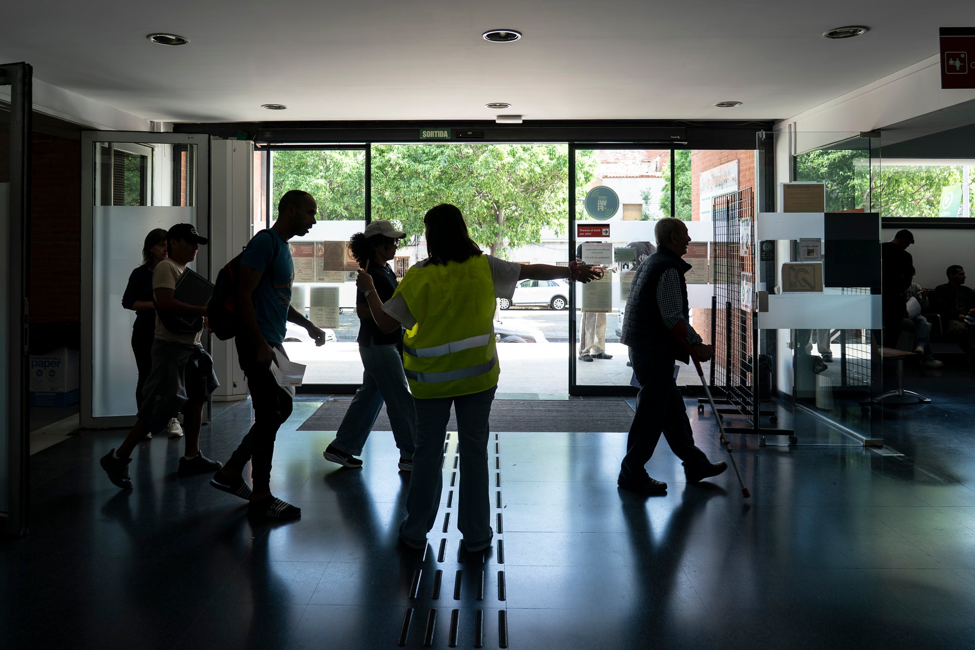 Sense les fortes cues dels darrers dies, el procés de regularització d'immigrants que ha decretat el govern central continuava aquest dimarts a Terrassa a partir de la feina dels assistents socials municipals. Centralitzat als centres cívics Francesc Macià (Sant Pere Nord) i Montserrat Roig (Ca n'Anglada), els immigrants són atesos pels assistents perquè aquests els hi validin l'informe de vulnerabilitat que ha aparegut a última hora. El termini continua fins al 30 de juny, amb la necessitat també d'obtenir el certificat d'empadronament, però que en aquest cas es pot fer per internet. L'Ajuntament ha mobilitzat un total de 200 professionals per donar a cobertura fins a 9.000 persones | Mireia Comas