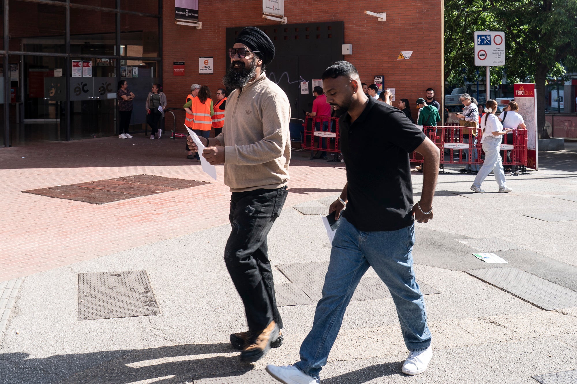 Sense les fortes cues dels darrers dies, el procés de regularització d'immigrants que ha decretat el govern central continuava aquest dimarts a Terrassa a partir de la feina dels assistents socials municipals. Centralitzat als centres cívics Francesc Macià (Sant Pere Nord) i Montserrat Roig (Ca n'Anglada), els immigrants són atesos pels assistents perquè aquests els hi validin l'informe de vulnerabilitat que ha aparegut a última hora. El termini continua fins al 30 de juny, amb la necessitat també d'obtenir el certificat d'empadronament, però que en aquest cas es pot fer per internet. L'Ajuntament ha mobilitzat un total de 200 professionals per donar a cobertura fins a 9.000 persones | Mireia Comas