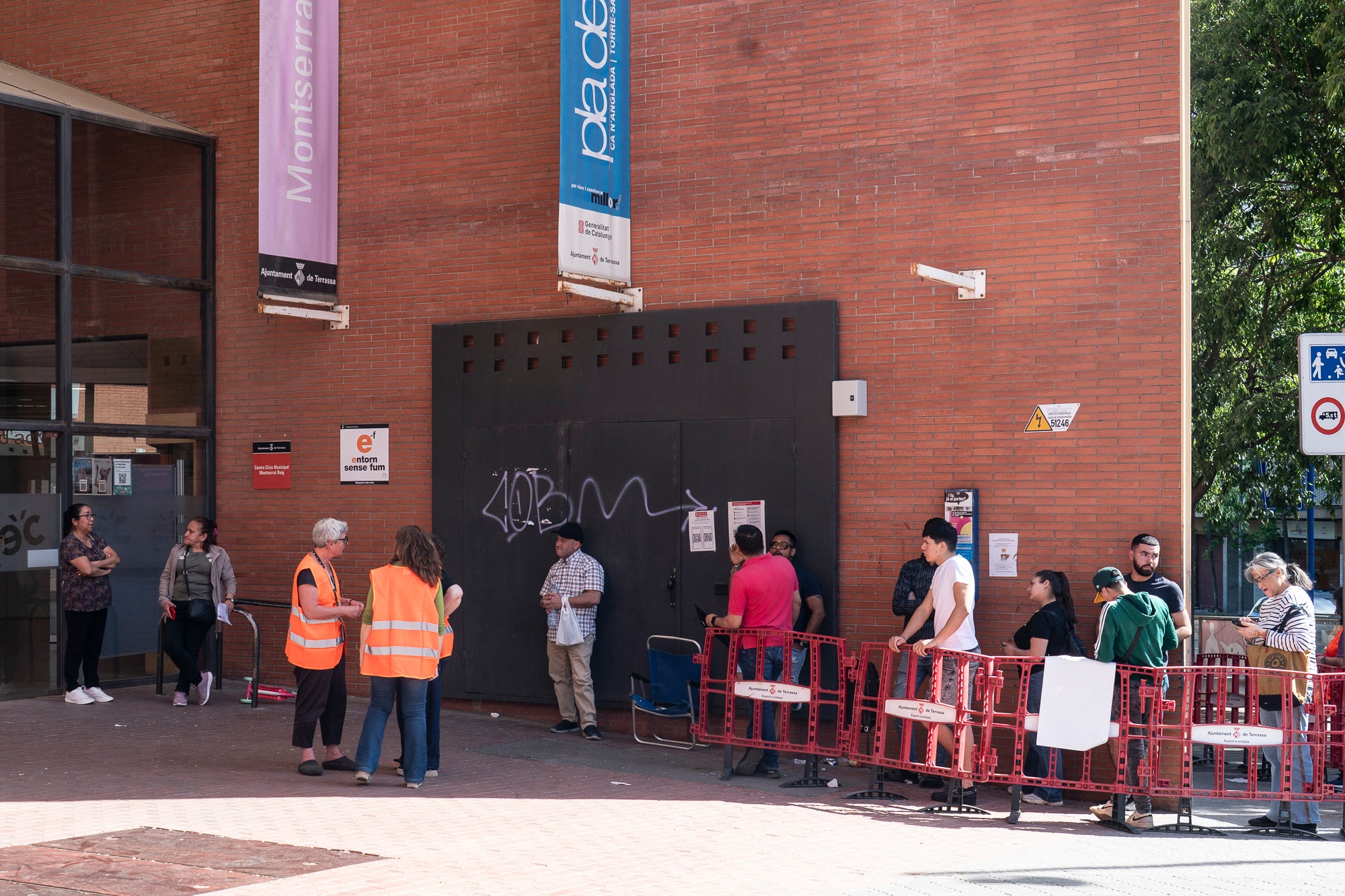 Sense les fortes cues dels darrers dies, el procés de regularització d'immigrants que ha decretat el govern central continuava aquest dimarts a Terrassa a partir de la feina dels assistents socials municipals. Centralitzat als centres cívics Francesc Macià (Sant Pere Nord) i Montserrat Roig (Ca n'Anglada), els immigrants són atesos pels assistents perquè aquests els hi validin l'informe de vulnerabilitat que ha aparegut a última hora. El termini continua fins al 30 de juny, amb la necessitat també d'obtenir el certificat d'empadronament, però que en aquest cas es pot fer per internet. L'Ajuntament ha mobilitzat un total de 200 professionals per donar a cobertura fins a 9.000 persones | Mireia Comas