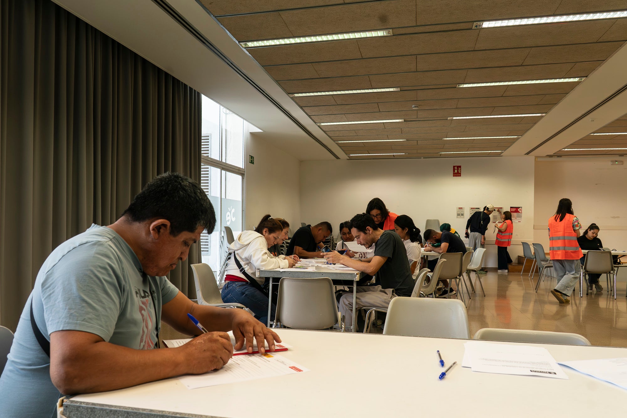 Sense les fortes cues dels darrers dies, el procés de regularització d'immigrants que ha decretat el govern central continuava aquest dimarts a Terrassa a partir de la feina dels assistents socials municipals. Centralitzat als centres cívics Francesc Macià (Sant Pere Nord) i Montserrat Roig (Ca n'Anglada), els immigrants són atesos pels assistents perquè aquests els hi validin l'informe de vulnerabilitat que ha aparegut a última hora. El termini continua fins al 30 de juny, amb la necessitat també d'obtenir el certificat d'empadronament, però que en aquest cas es pot fer per internet. L'Ajuntament ha mobilitzat un total de 200 professionals per donar a cobertura fins a 9.000 persones | Mireia Comas