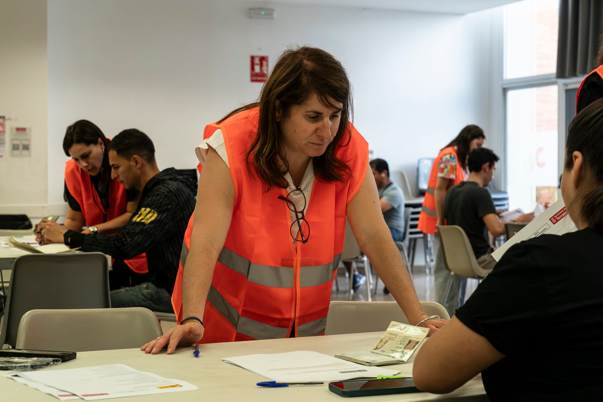 Sense les fortes cues dels darrers dies, el procés de regularització d'immigrants que ha decretat el govern central continuava aquest dimarts a Terrassa a partir de la feina dels assistents socials municipals. Centralitzat als centres cívics Francesc Macià (Sant Pere Nord) i Montserrat Roig (Ca n'Anglada), els immigrants són atesos pels assistents perquè aquests els hi validin l'informe de vulnerabilitat que ha aparegut a última hora. El termini continua fins al 30 de juny, amb la necessitat també d'obtenir el certificat d'empadronament, però que en aquest cas es pot fer per internet. L'Ajuntament ha mobilitzat un total de 200 professionals per donar a cobertura fins a 9.000 persones | Mireia Comas