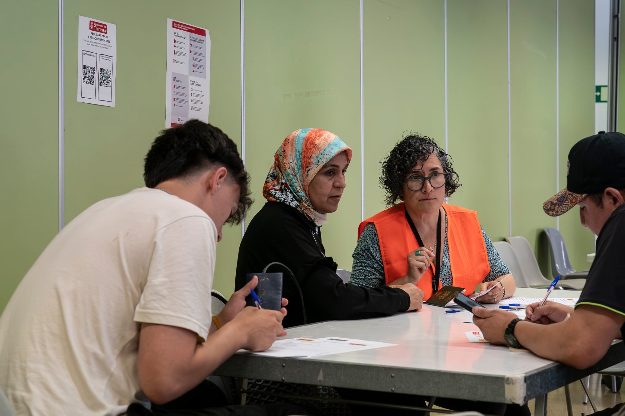 Sense les fortes cues dels darrers dies, el procés de regularització d'immigrants que ha decretat el govern central continuava aquest dimarts a Terrassa a partir de la feina dels assistents socials municipals. Centralitzat als centres cívics Francesc Macià (Sant Pere Nord) i Montserrat Roig (Ca n'Anglada), els immigrants són atesos pels assistents perquè aquests els hi validin l'informe de vulnerabilitat que ha aparegut a última hora. El termini continua fins al 30 de juny, amb la necessitat també d'obtenir el certificat d'empadronament, però que en aquest cas es pot fer per internet. L'Ajuntament ha mobilitzat un total de 200 professionals per donar a cobertura fins a 9.000 persones | Mireia Comas