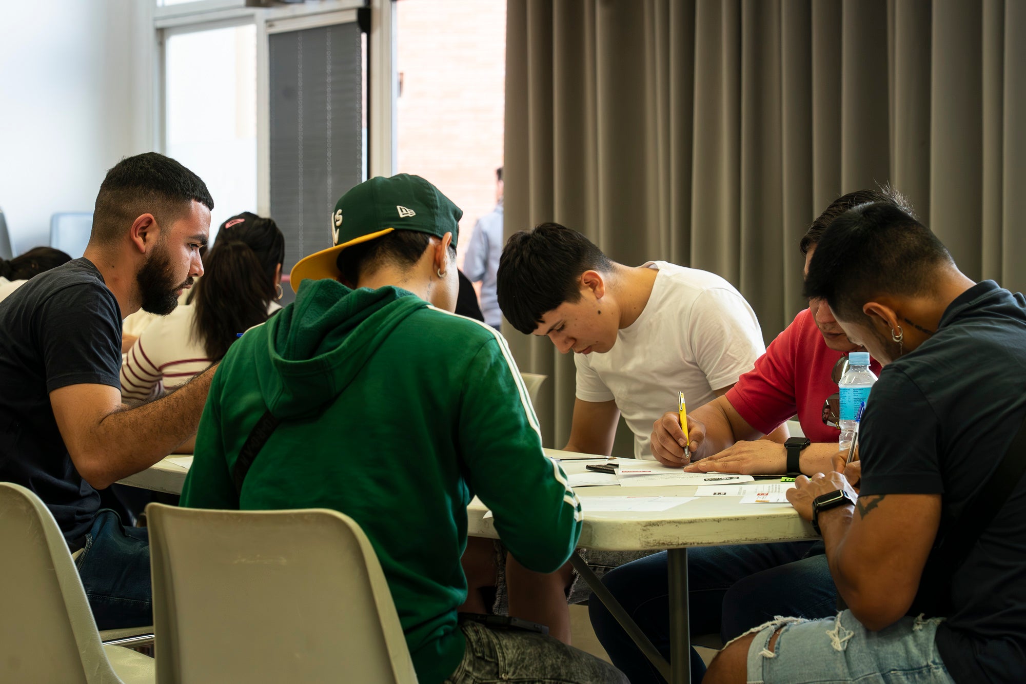 Sense les fortes cues dels darrers dies, el procés de regularització d'immigrants que ha decretat el govern central continuava aquest dimarts a Terrassa a partir de la feina dels assistents socials municipals. Centralitzat als centres cívics Francesc Macià (Sant Pere Nord) i Montserrat Roig (Ca n'Anglada), els immigrants són atesos pels assistents perquè aquests els hi validin l'informe de vulnerabilitat que ha aparegut a última hora. El termini continua fins al 30 de juny, amb la necessitat també d'obtenir el certificat d'empadronament, però que en aquest cas es pot fer per internet. L'Ajuntament ha mobilitzat un total de 200 professionals per donar a cobertura fins a 9.000 persones | Mireia Comas
