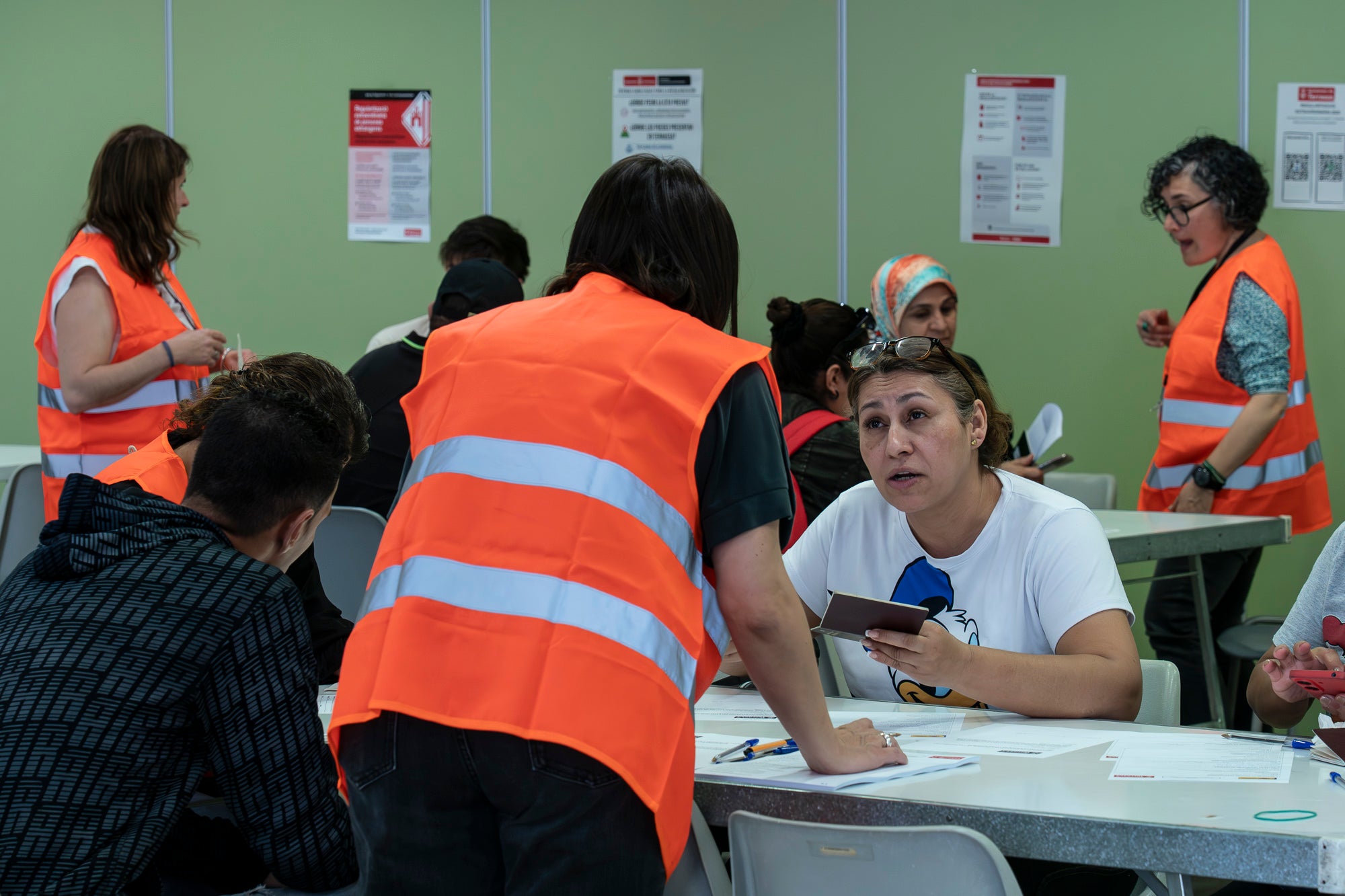 Sense les fortes cues dels darrers dies, el procés de regularització d'immigrants que ha decretat el govern central continuava aquest dimarts a Terrassa a partir de la feina dels assistents socials municipals. Centralitzat als centres cívics Francesc Macià (Sant Pere Nord) i Montserrat Roig (Ca n'Anglada), els immigrants són atesos pels assistents perquè aquests els hi validin l'informe de vulnerabilitat que ha aparegut a última hora. El termini continua fins al 30 de juny, amb la necessitat també d'obtenir el certificat d'empadronament, però que en aquest cas es pot fer per internet. L'Ajuntament ha mobilitzat un total de 200 professionals per donar a cobertura fins a 9.000 persones | Mireia Comas